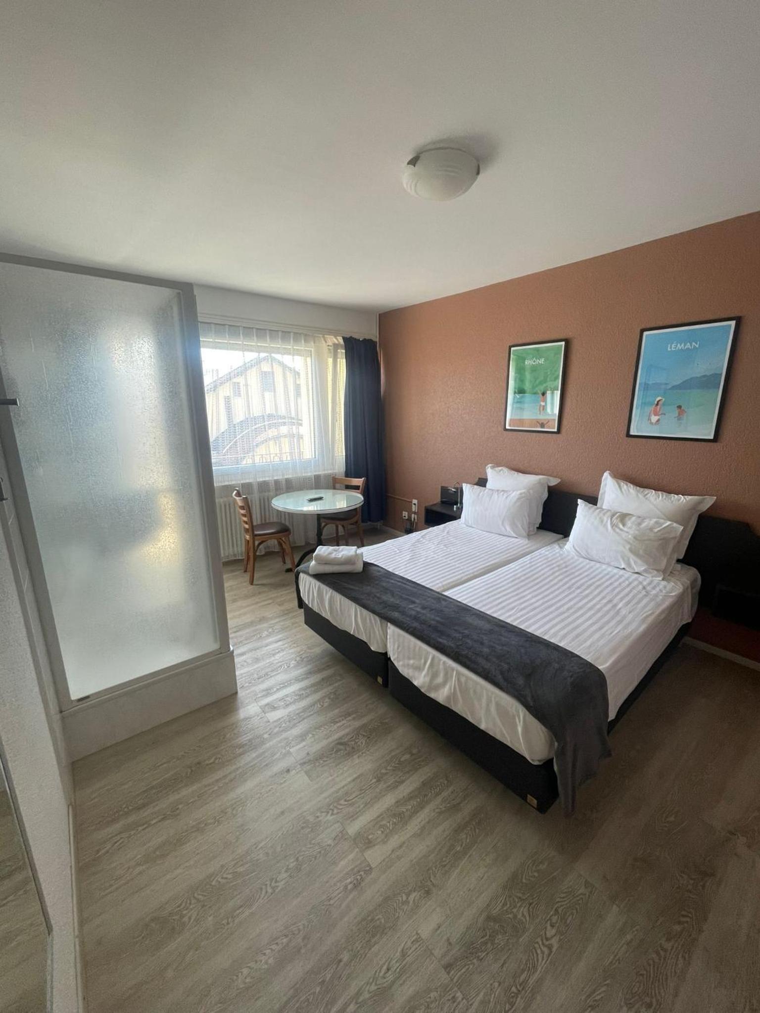 Twin Room with Shower