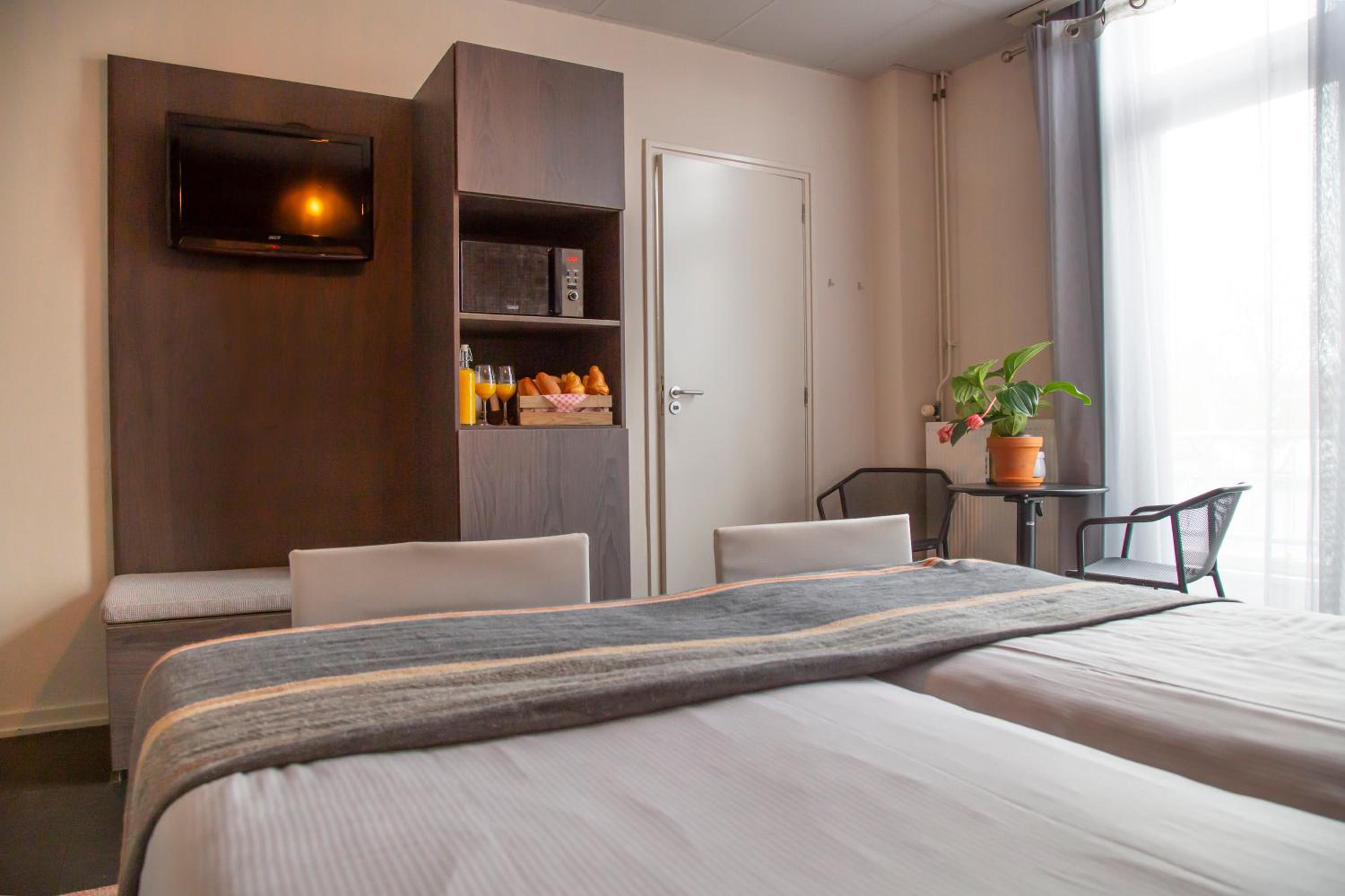 Family Room (2 Adults + 2 Children)