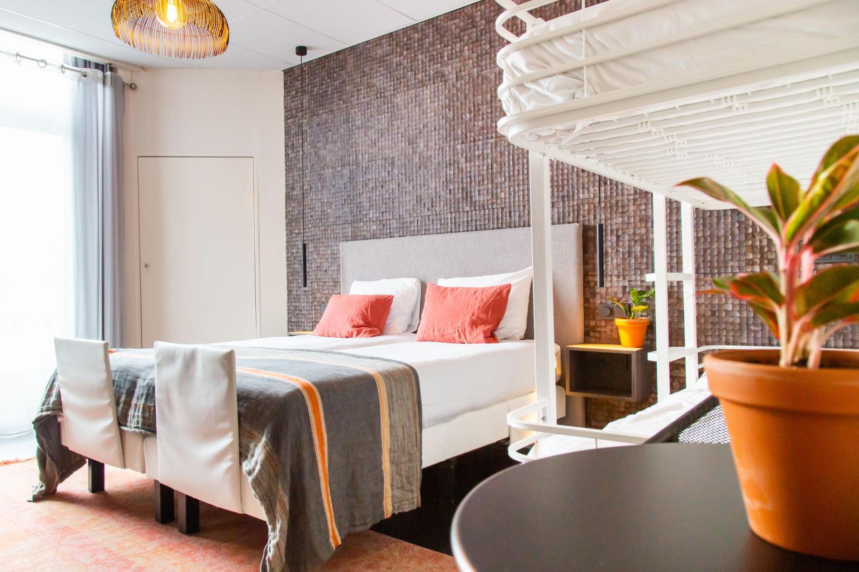 Family Room (2 Adults + 2 Children)