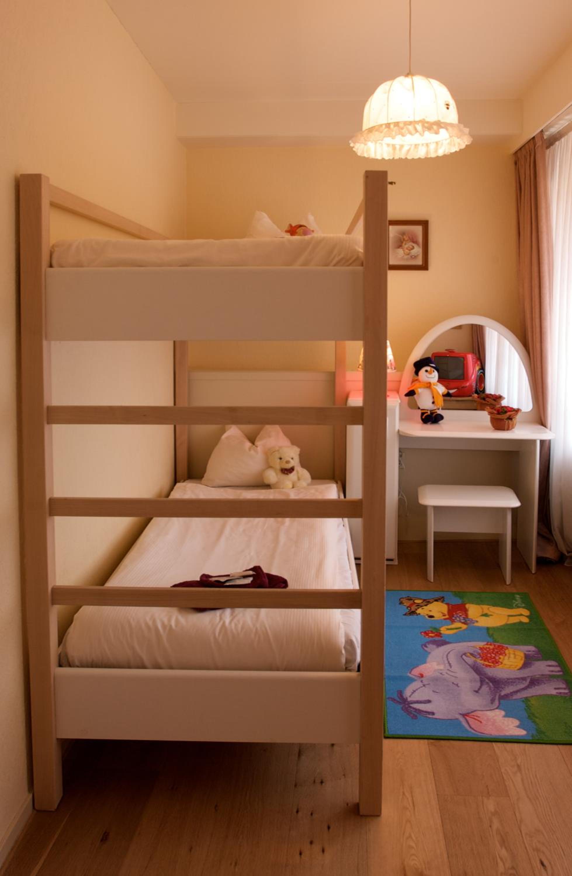 Family Room (2 Adults + 2 Children)