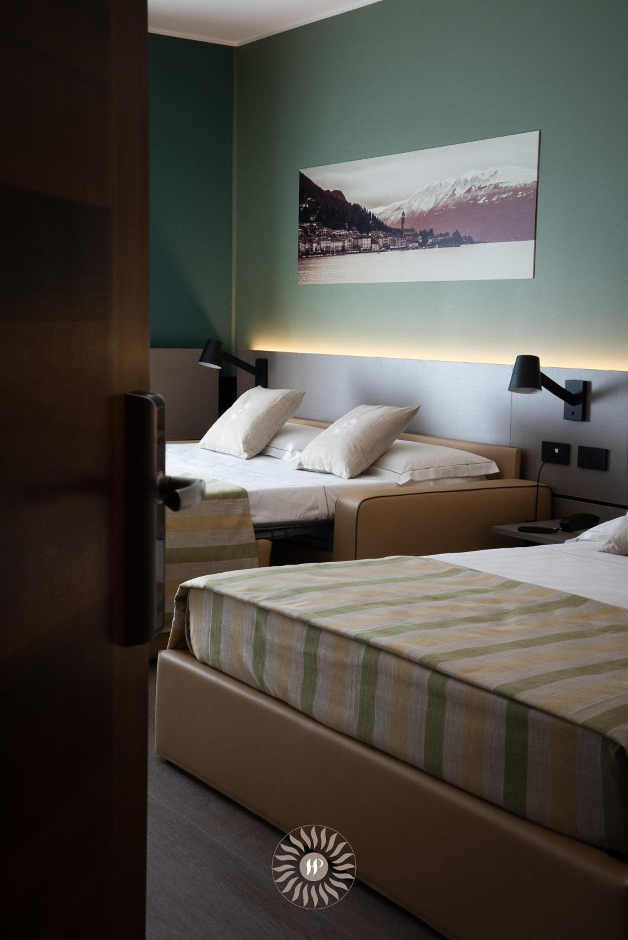 Deluxe Quadruple Room with Front Lake View