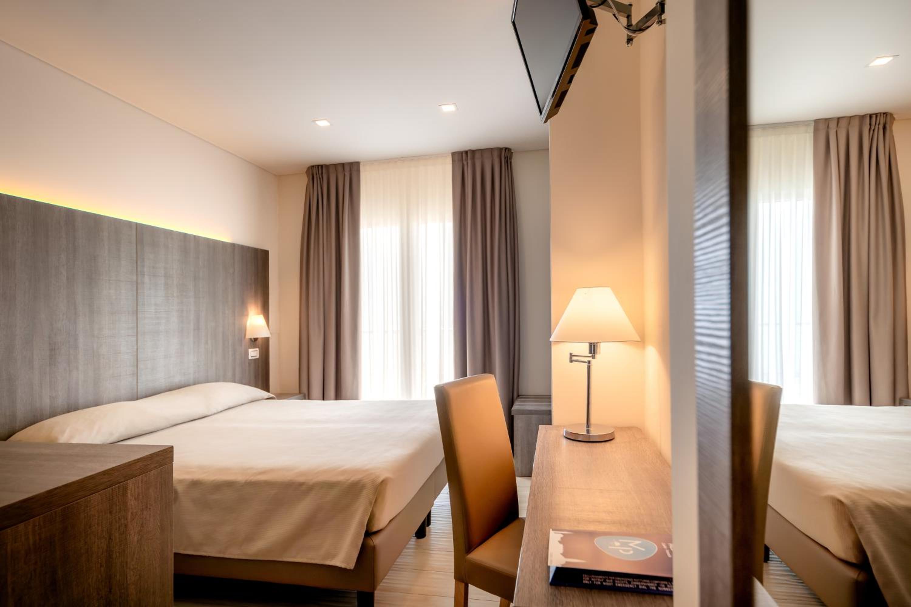 Double or Twin Room with Sea View