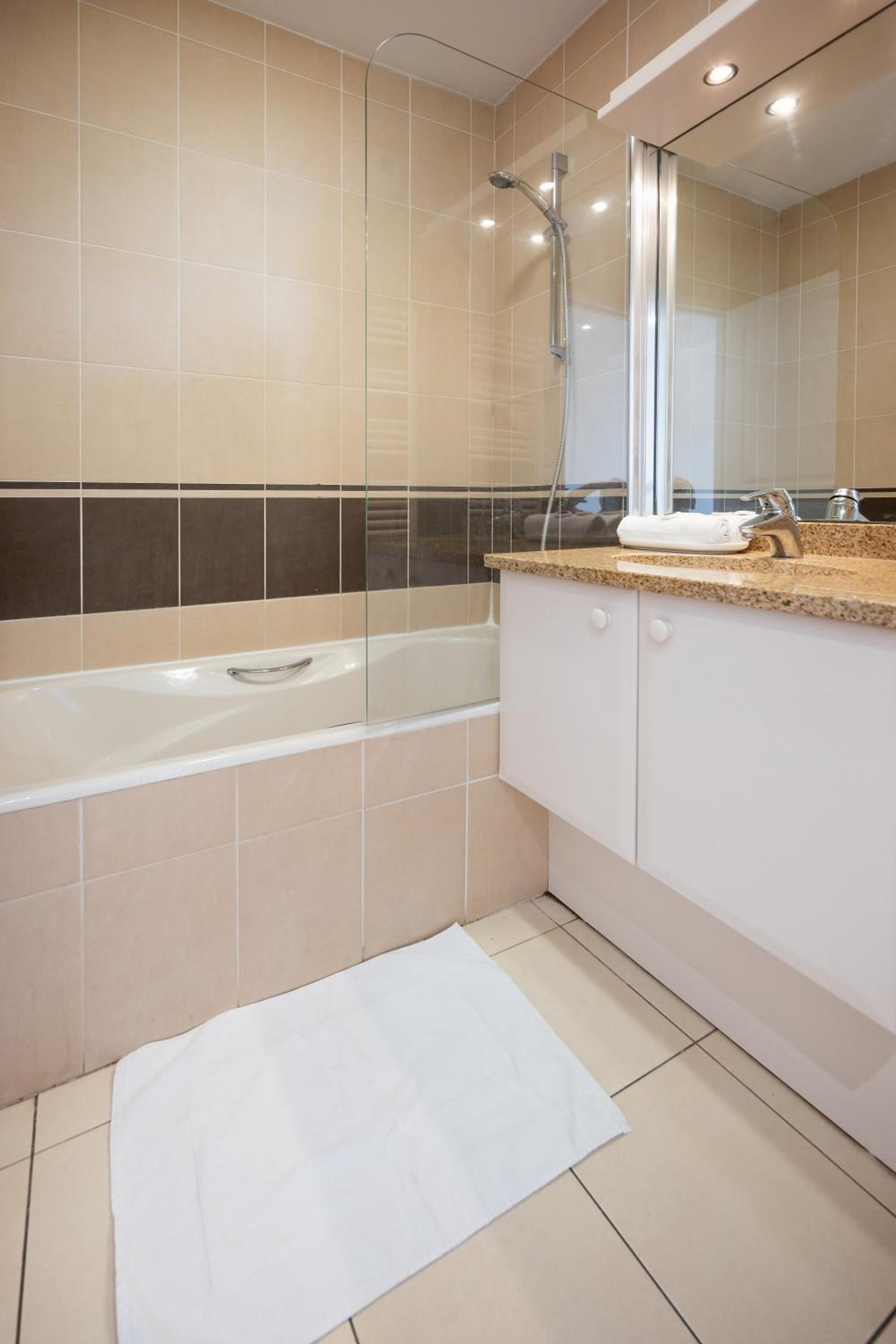 Two-Bedroom Apartment (6 Adults) with swimming-pool view