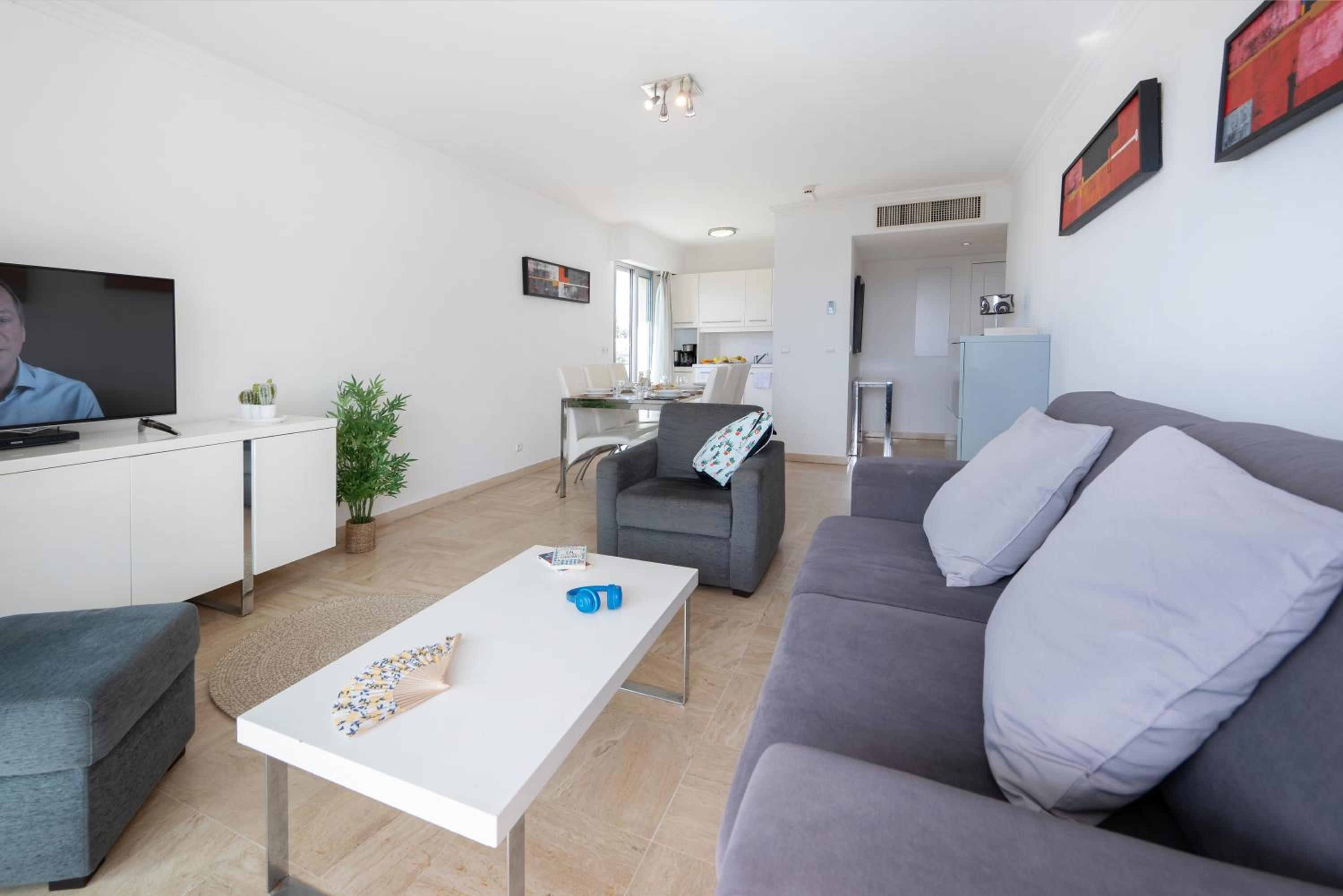 Two-Bedroom Apartment (6 Adults) with swimming-pool view