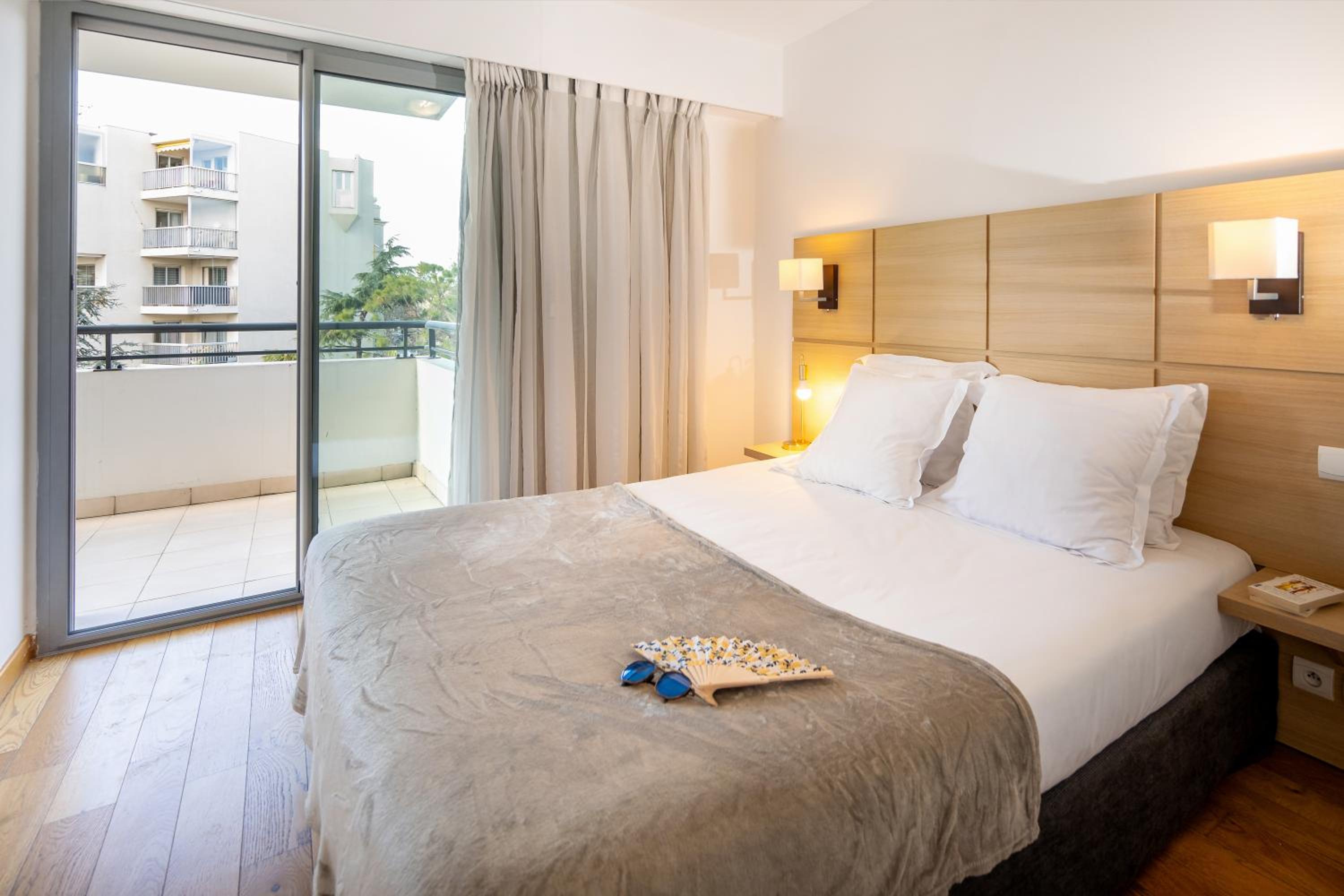 Two-Bedroom Apartment (6 Adults) with swimming-pool view