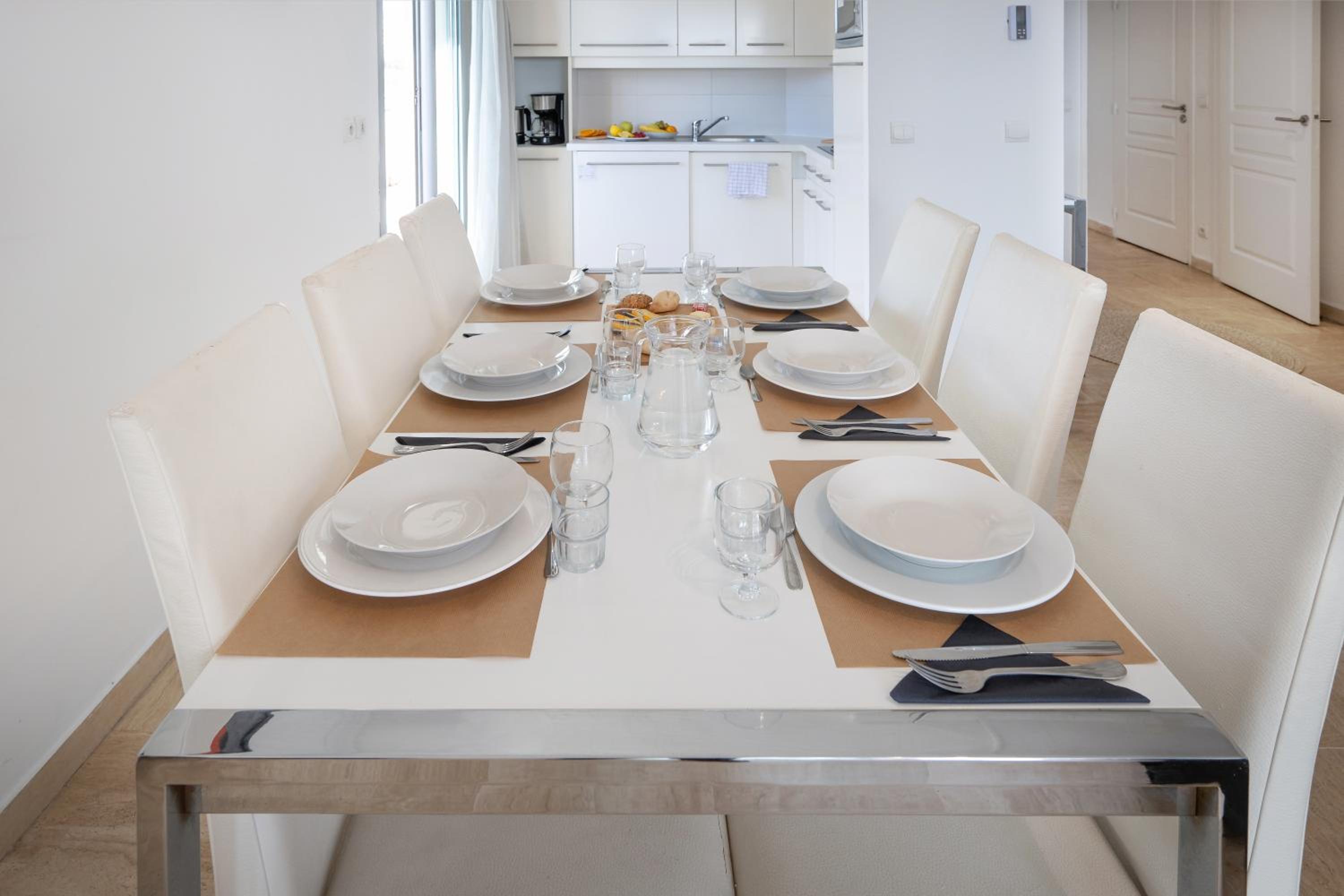 Two-Bedroom Apartment (6 Adults) with swimming-pool view