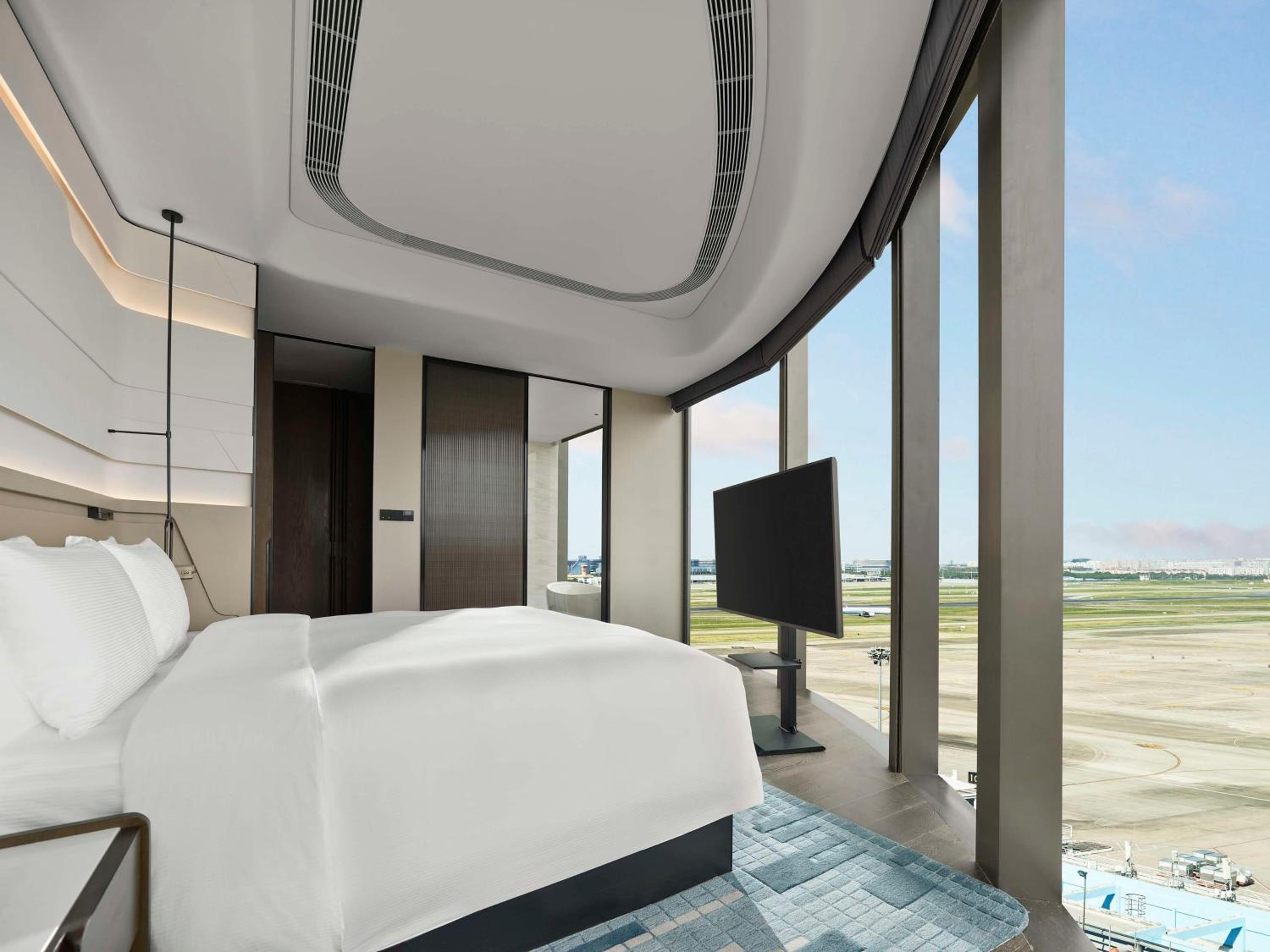 One-Bedroom King Suite - Airport View