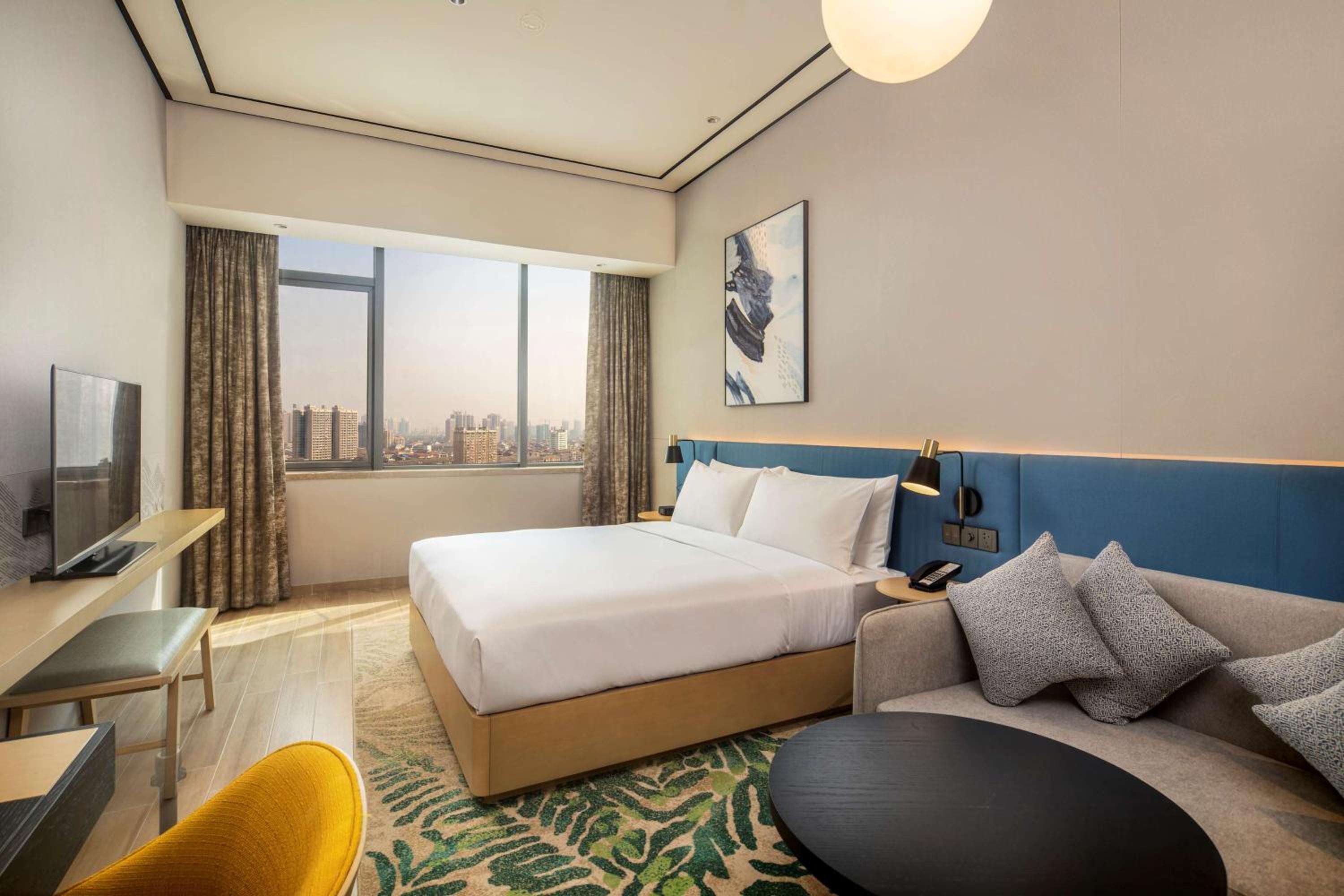 Deluxe King Suite with Lake View