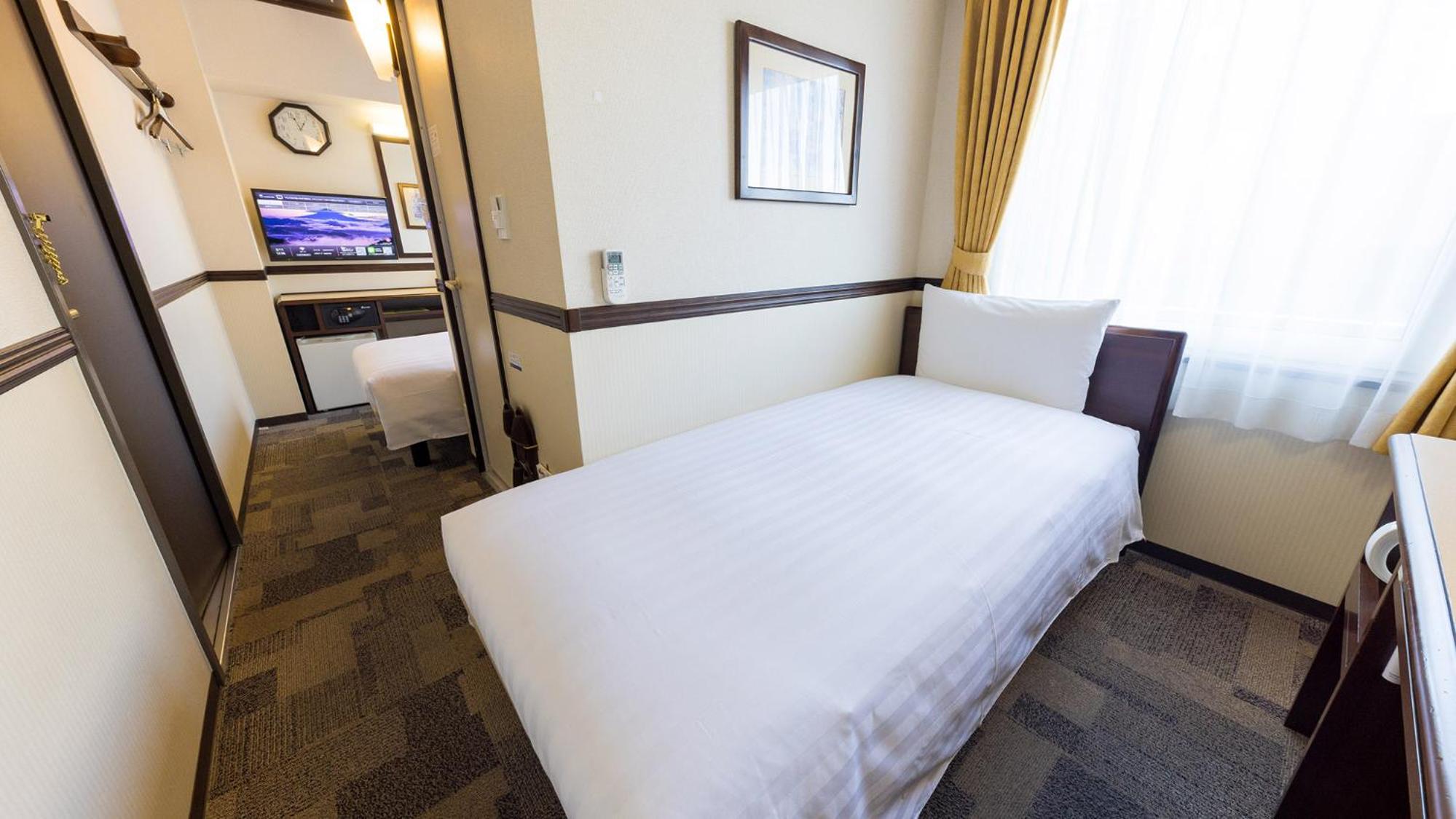 Standard Twin Room with a Shower & Bath Room between Beds - Non-Smoking