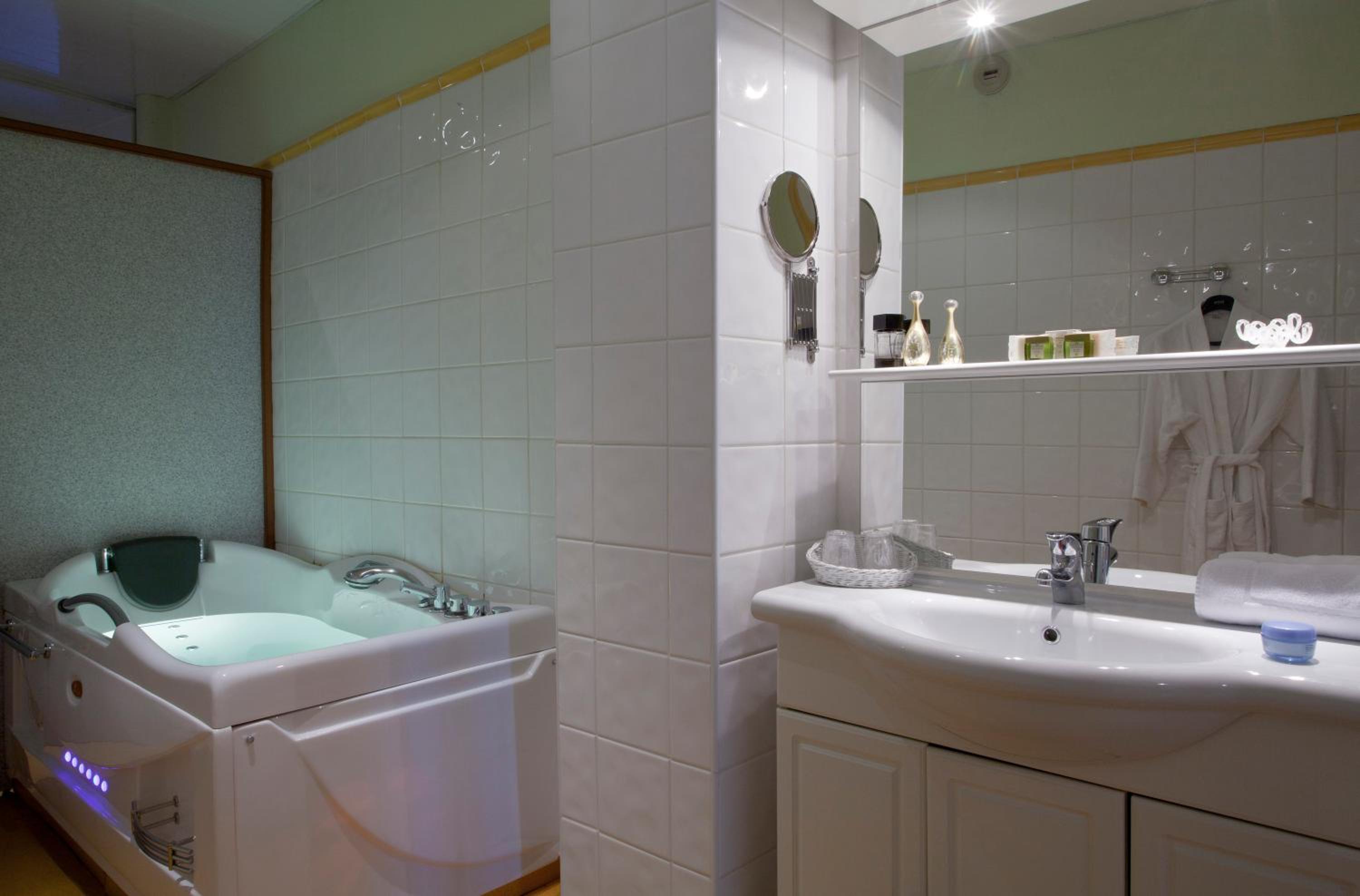 Large Twin Room with bath