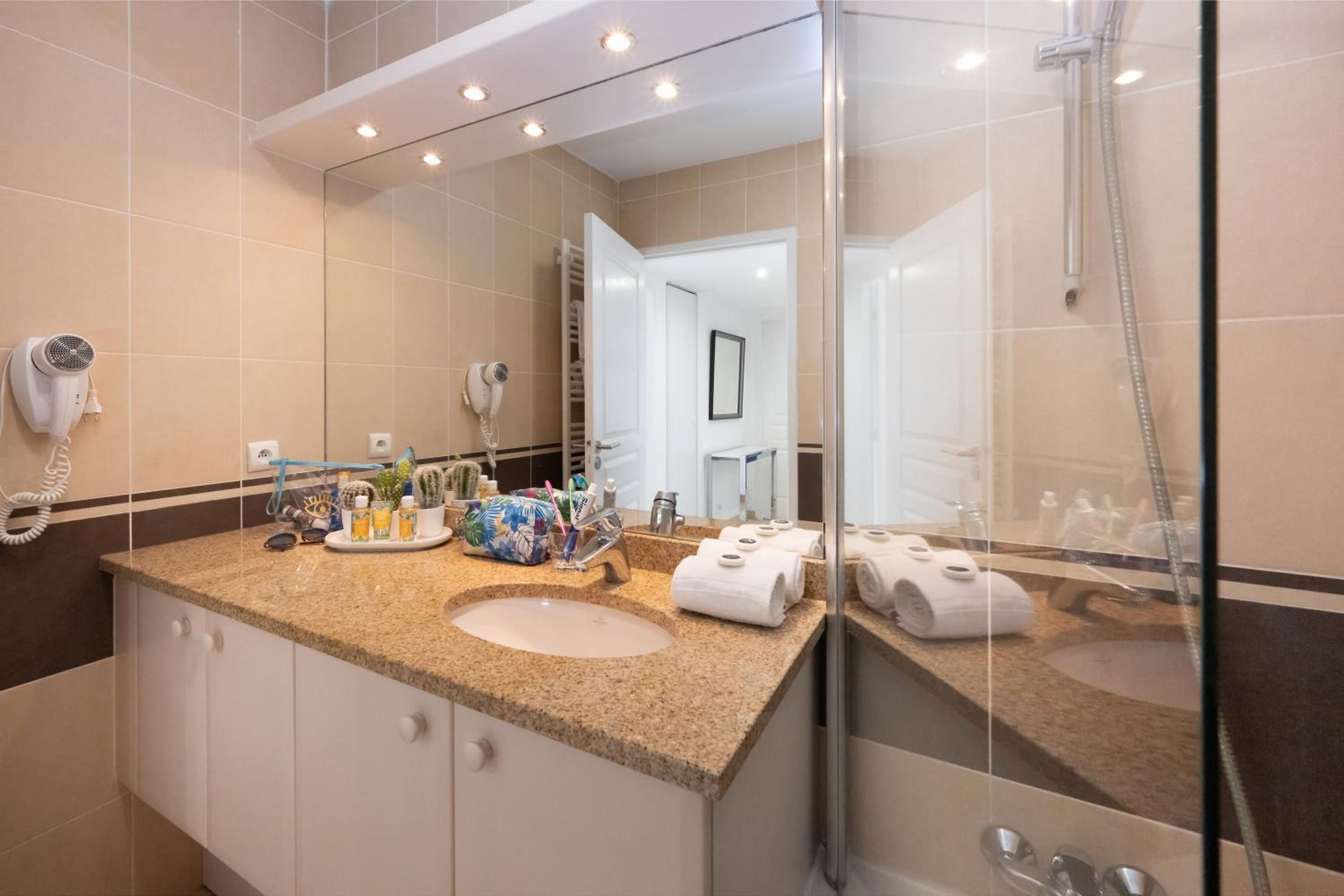 One-Bedroom Apartment (4 Adults) with swimming pool view