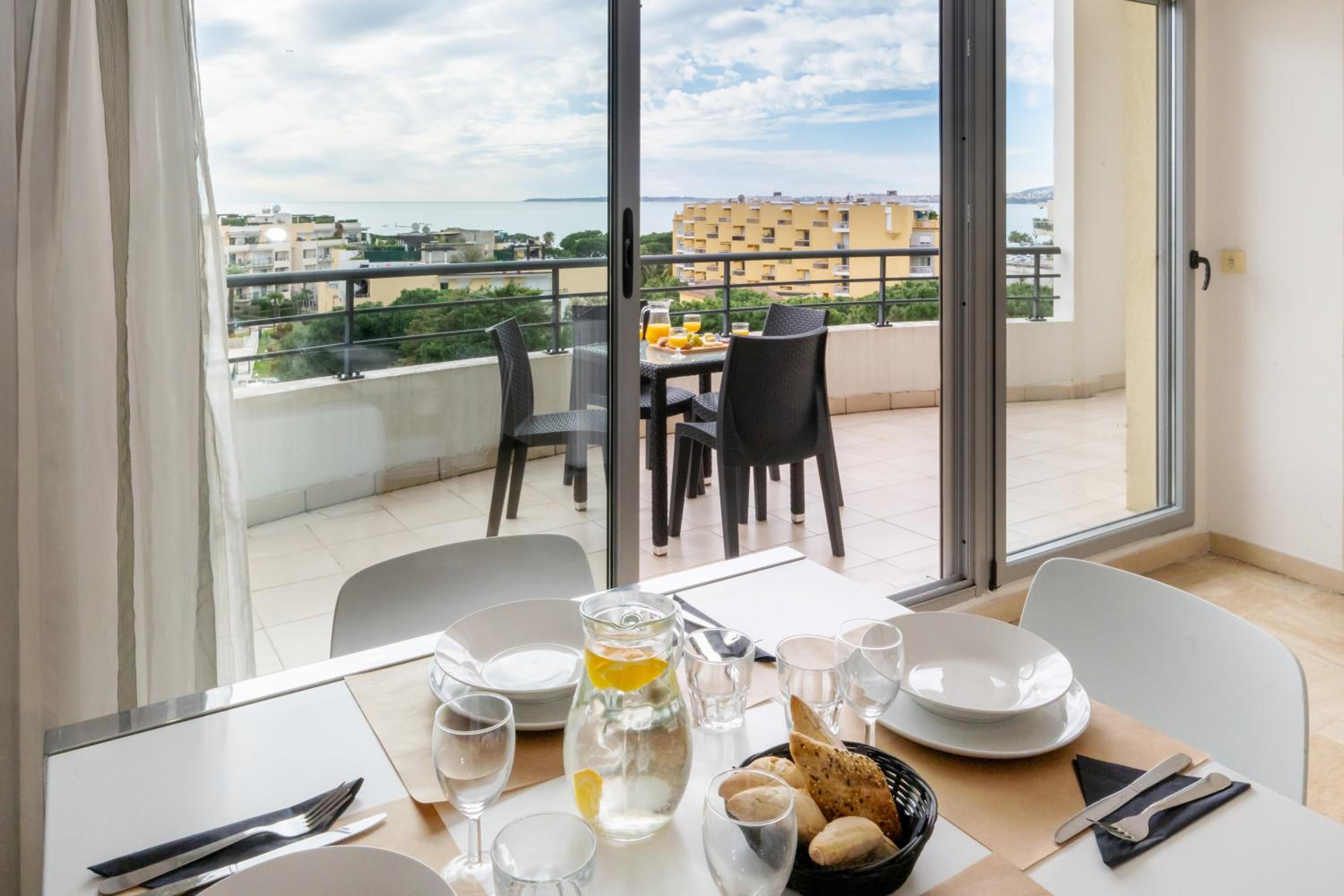 One-Bedroom Apartment (4 Adults) with swimming pool view