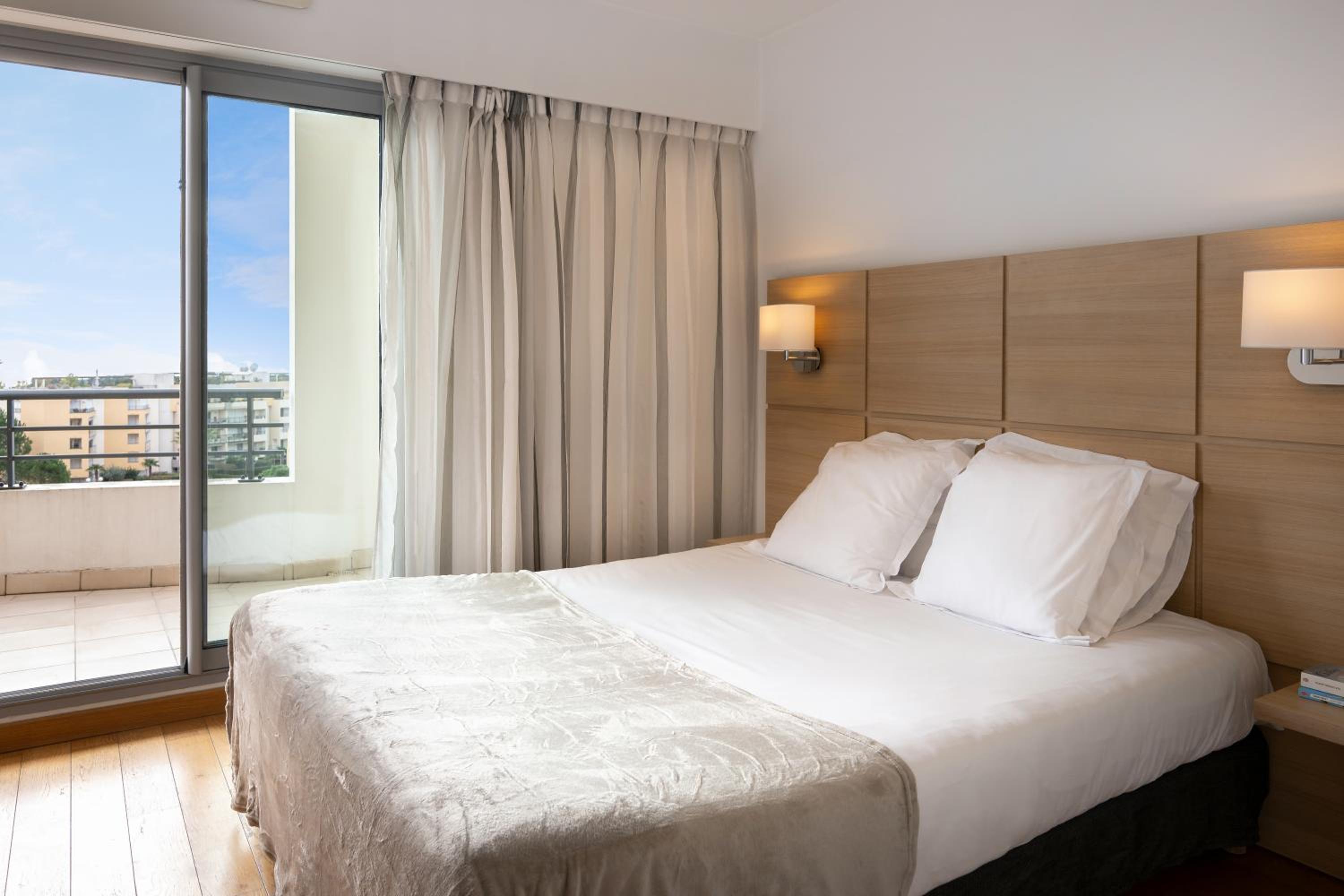 One-Bedroom Apartment (4 Adults) with swimming pool view