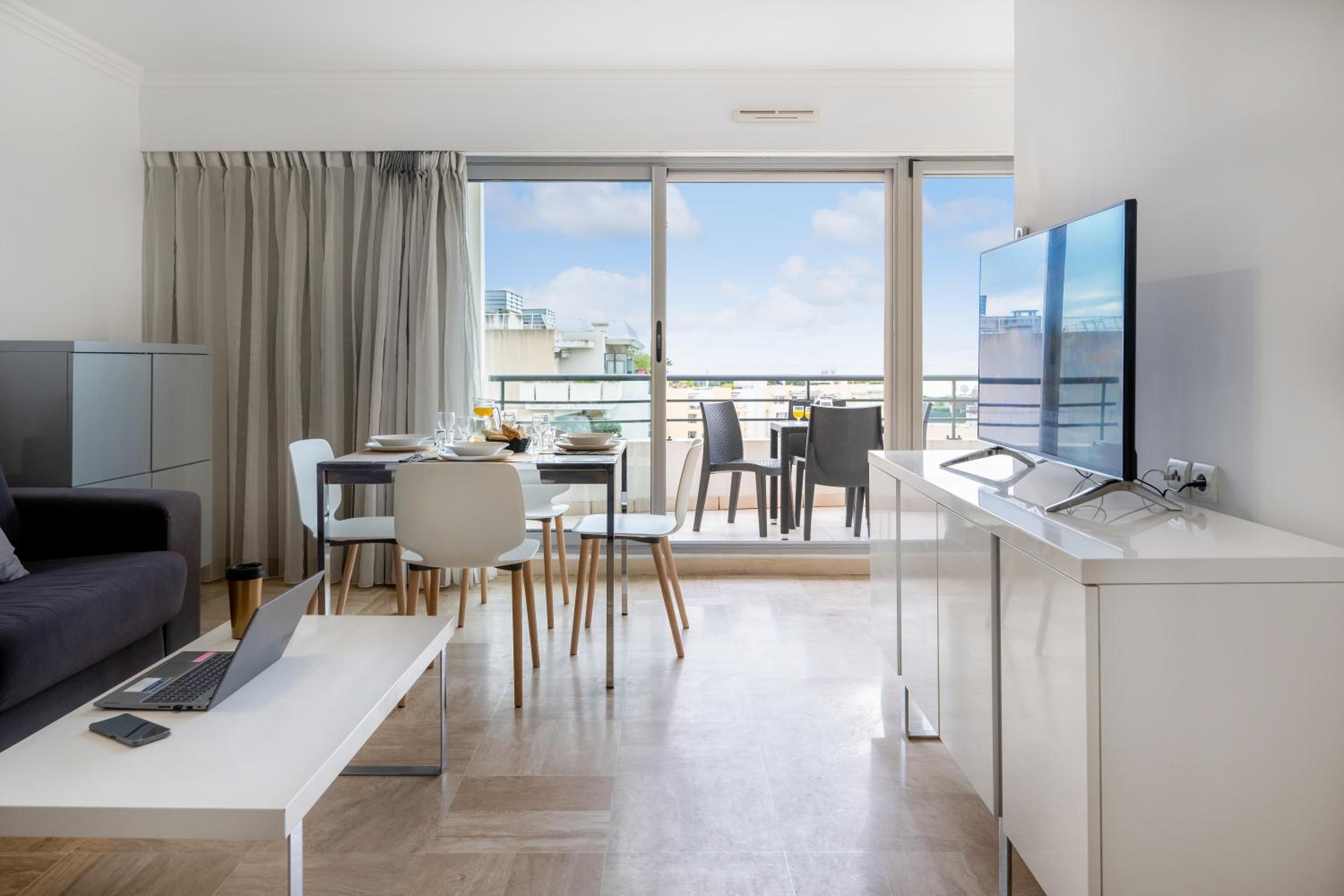 One-Bedroom Apartment (4 Adults) with swimming pool view