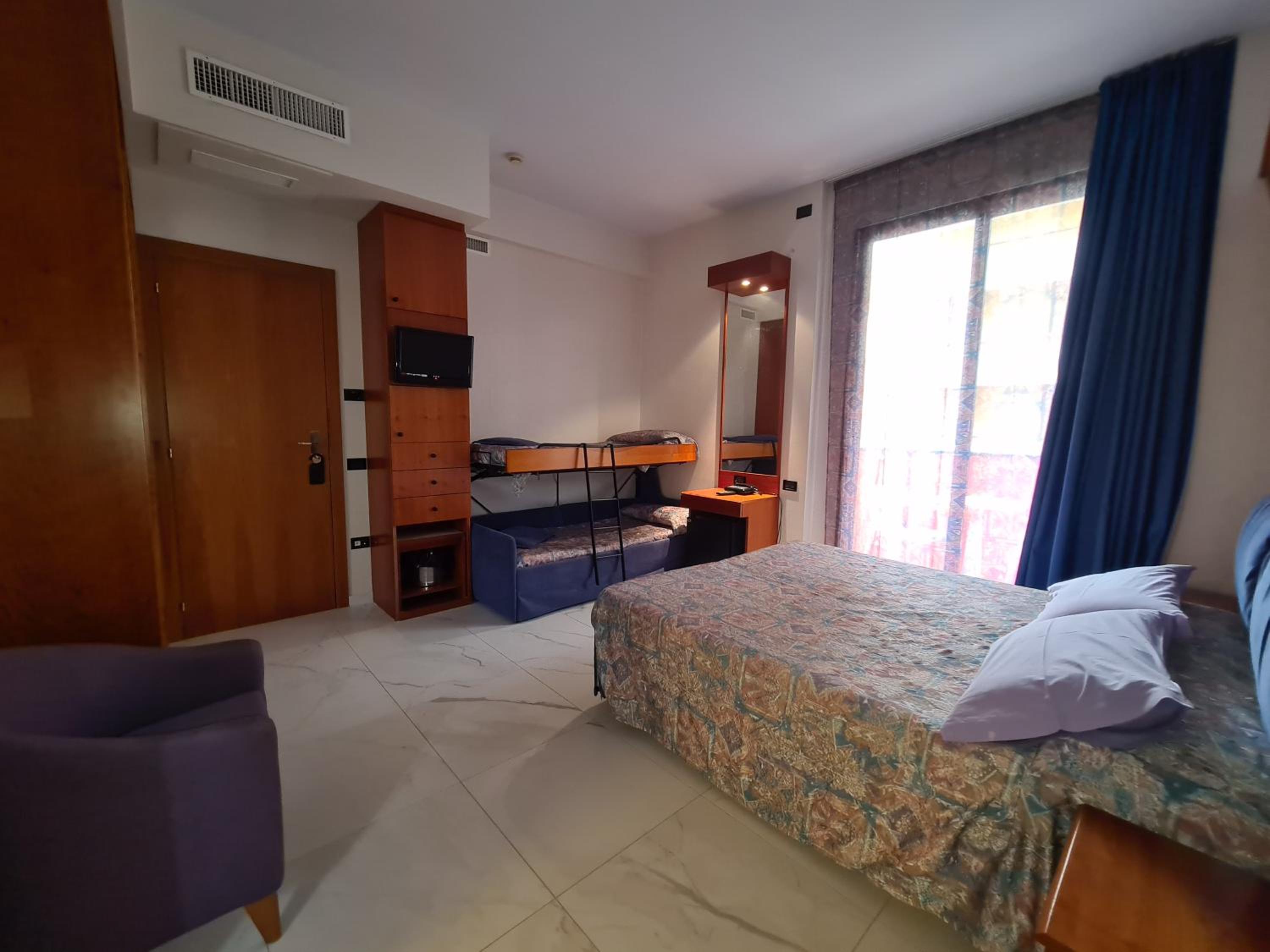 Quadruple Room with Balcony and Sea View