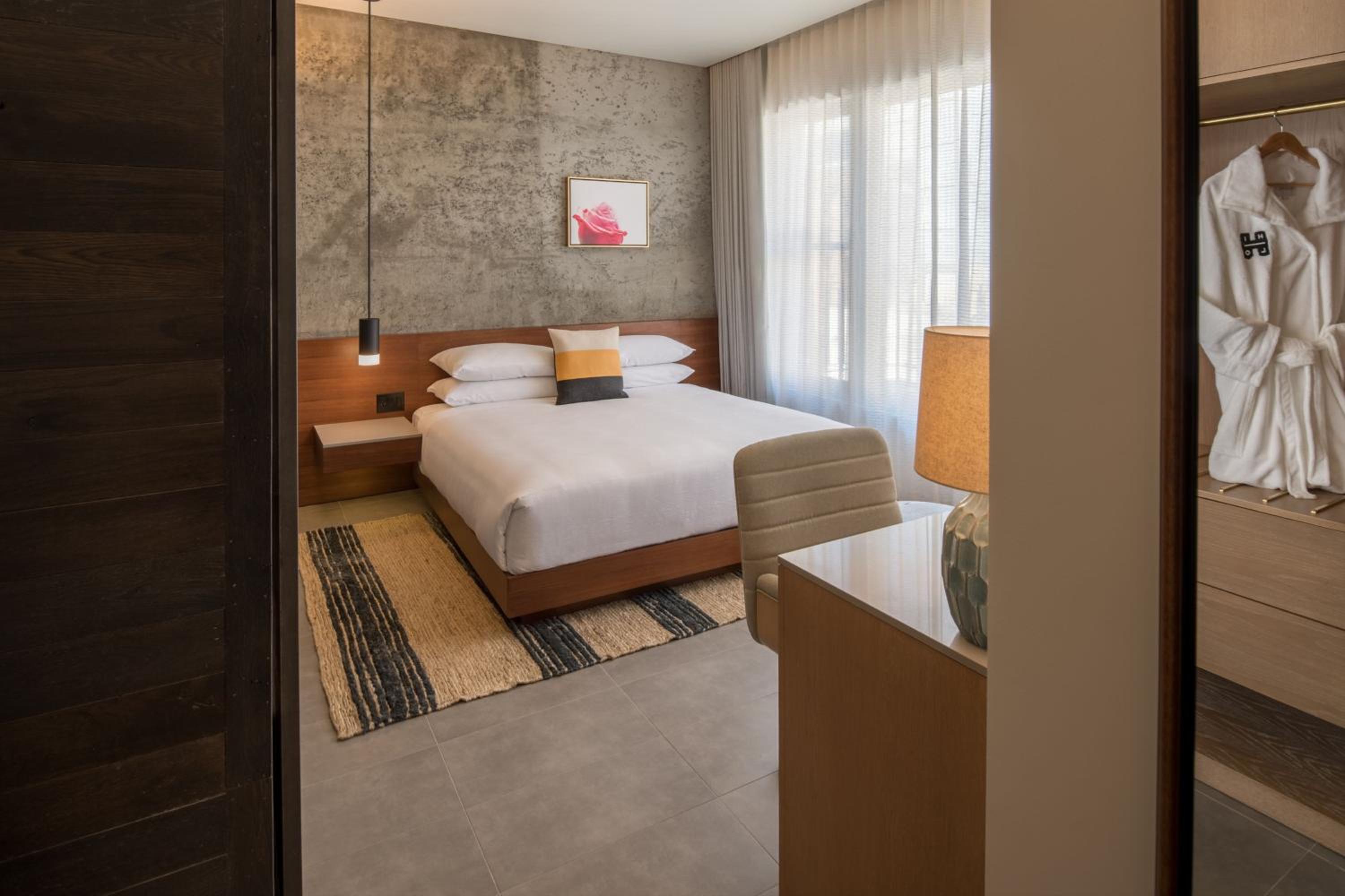 Cozy, Guest room, 1 King (Mobility &amp; Hearing Accessible w/ Roll-in Shower)