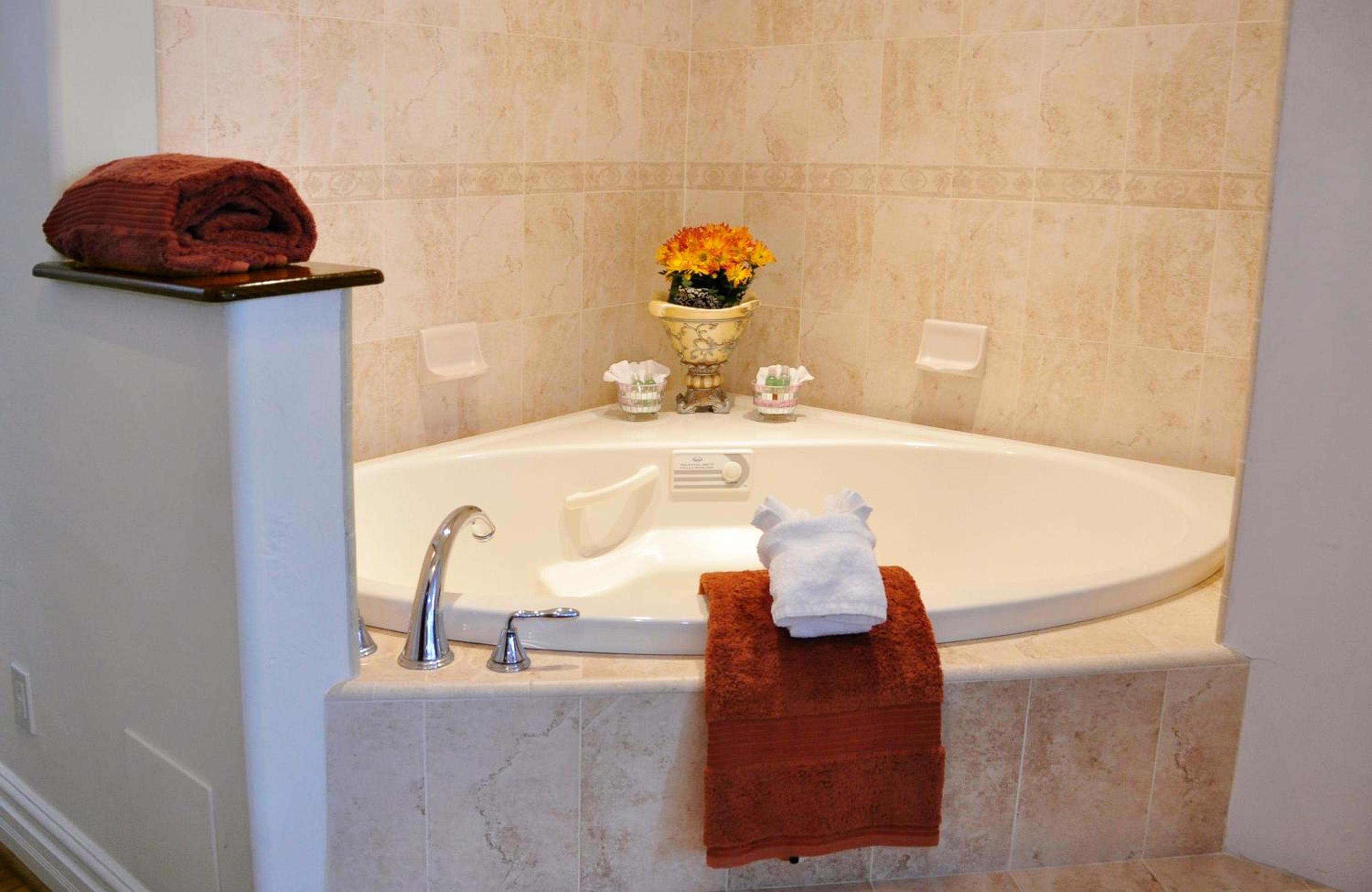 Deluxe King Room with Two Person Soaking Tub