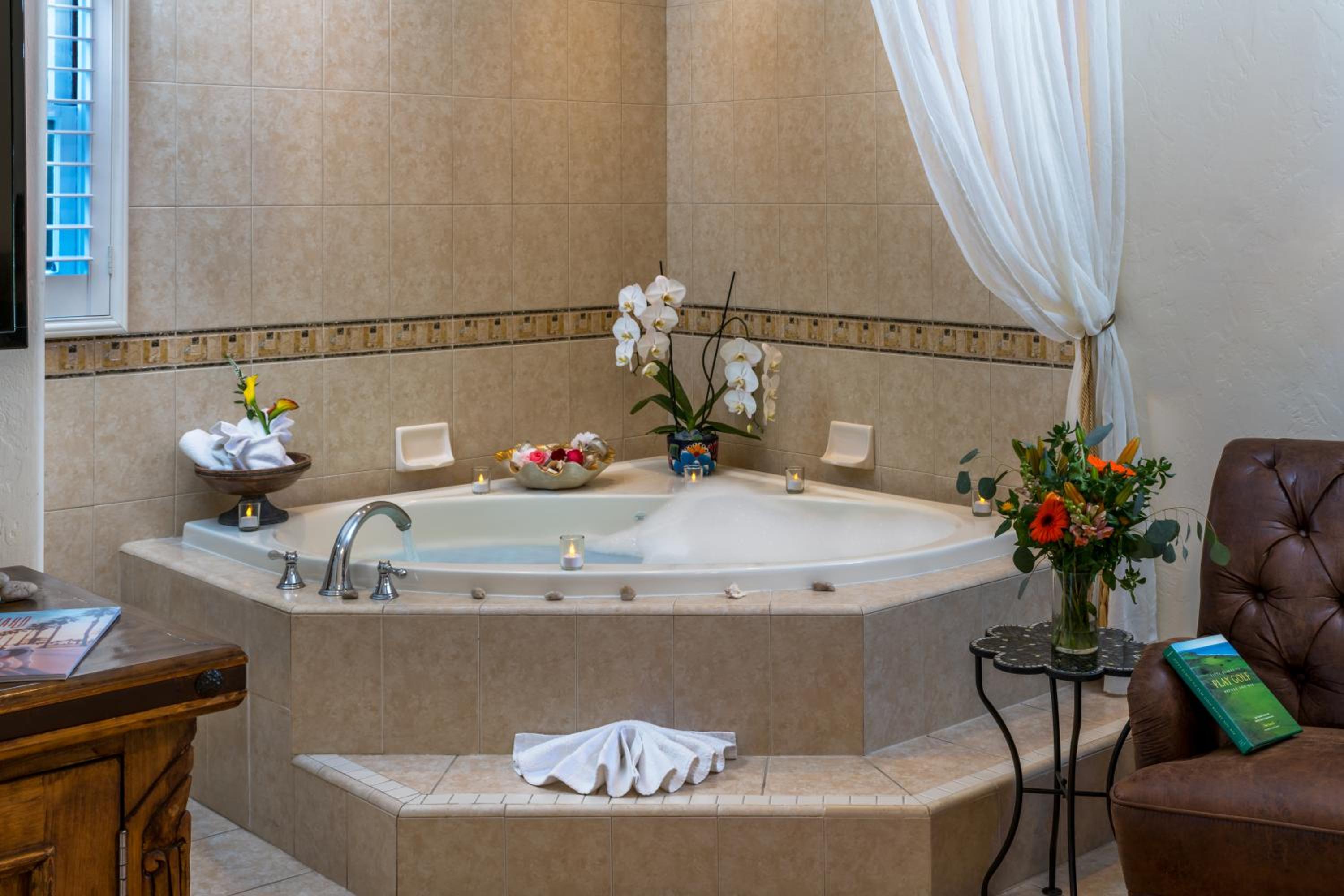 Deluxe King Room with Two Person Soaking Tub