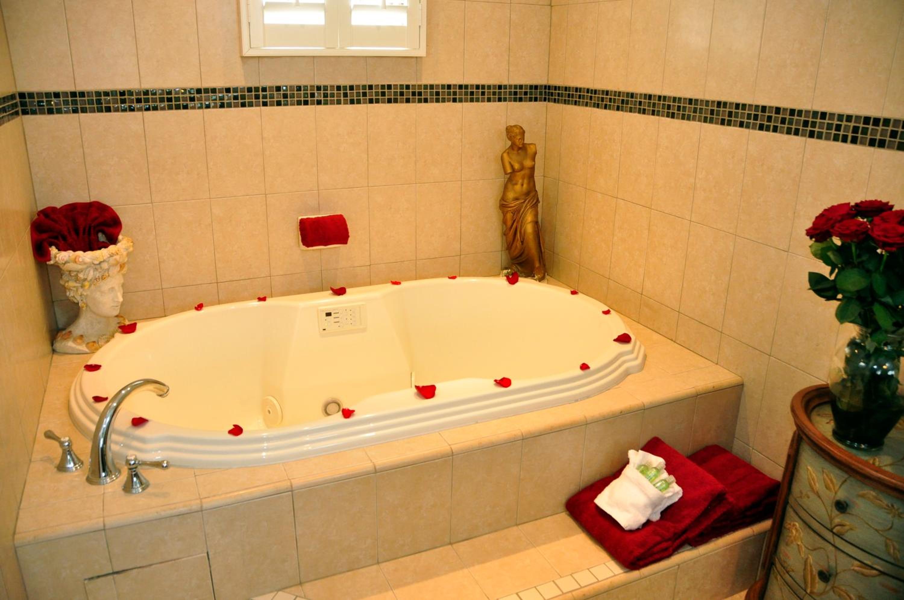 Deluxe King Room with Two Person Soaking Tub