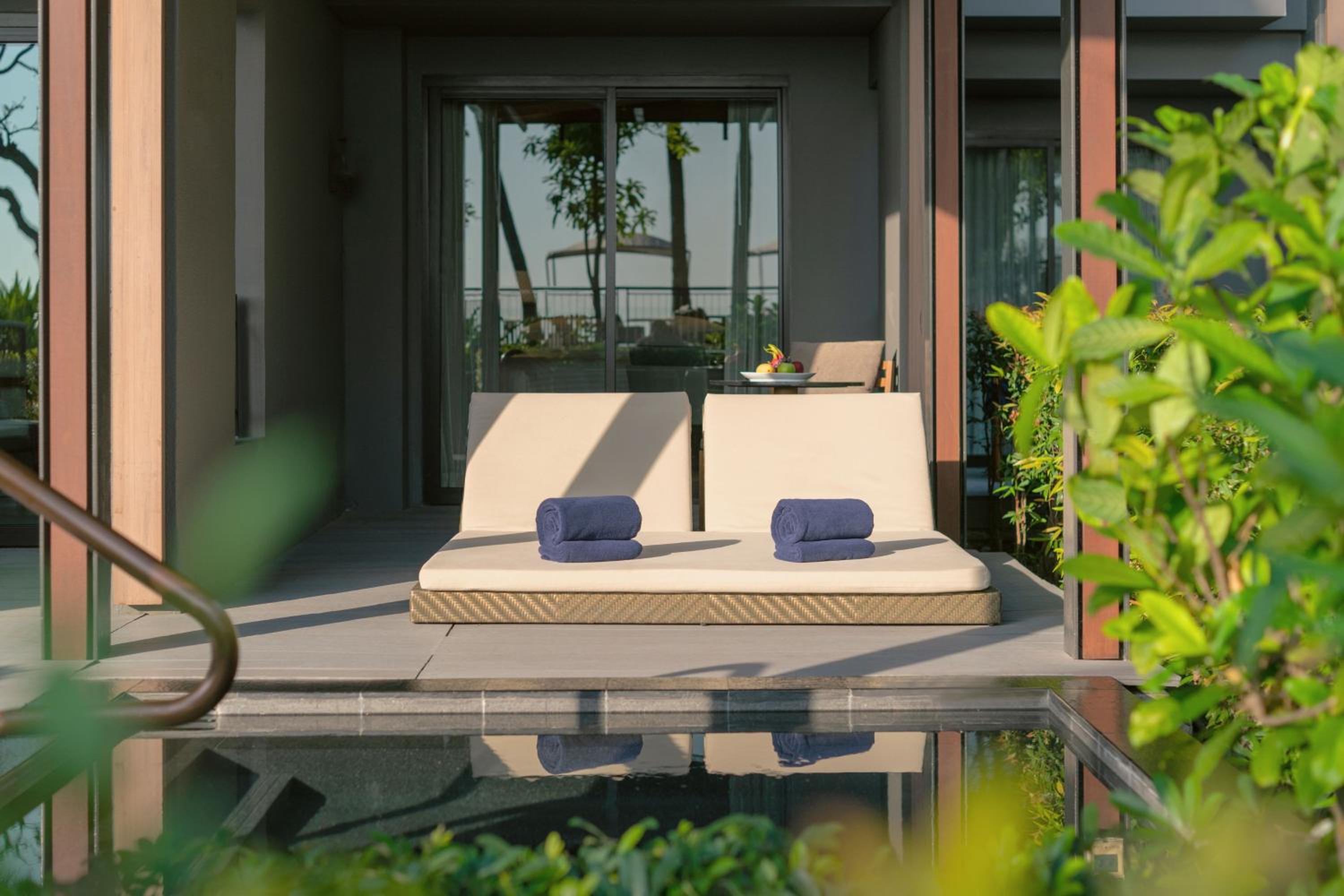 1 Bedroom Suite, 1 King, Beach front access, Garden access, Whirlpool