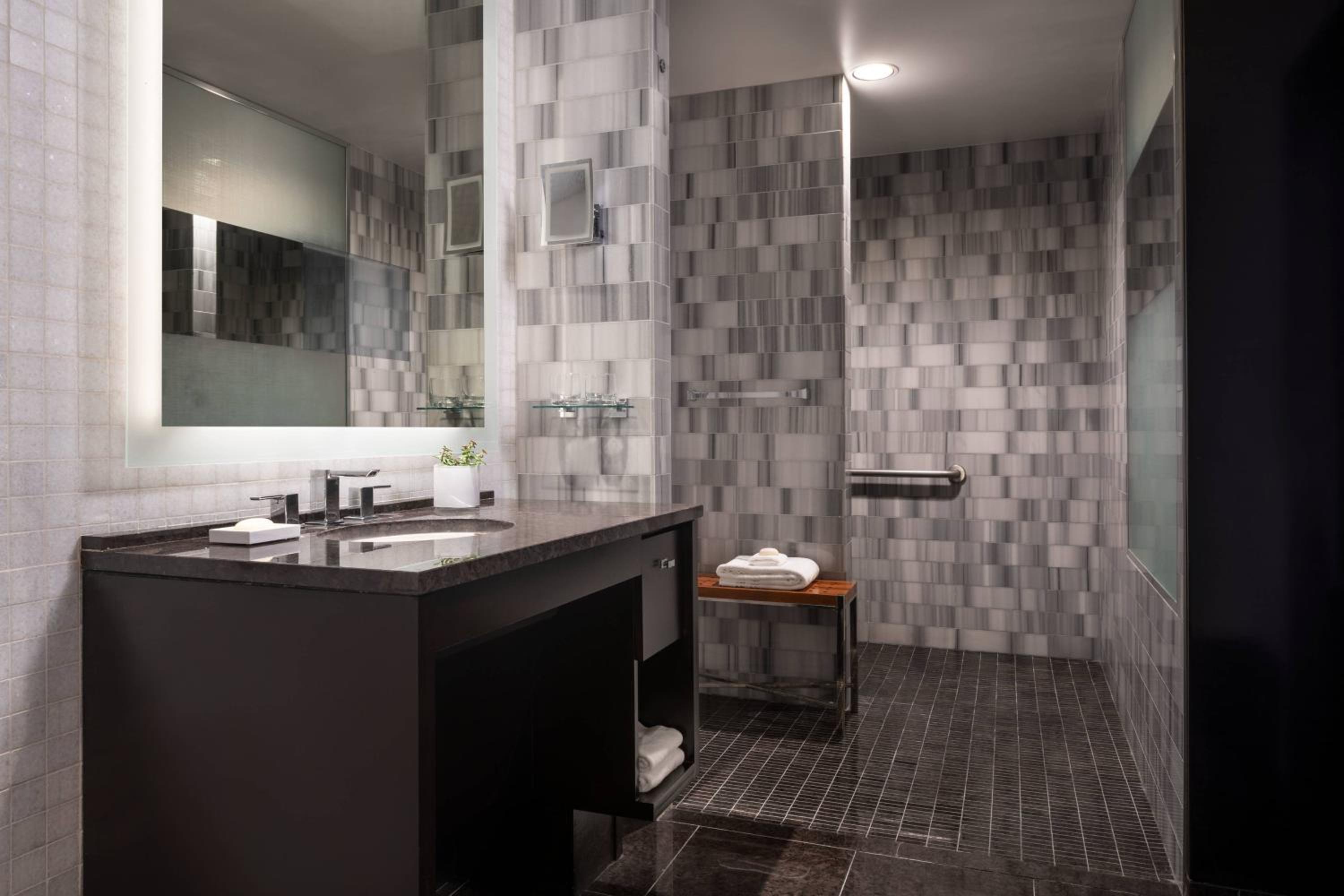 Deluxe King, Guest Room, 1 King, City View