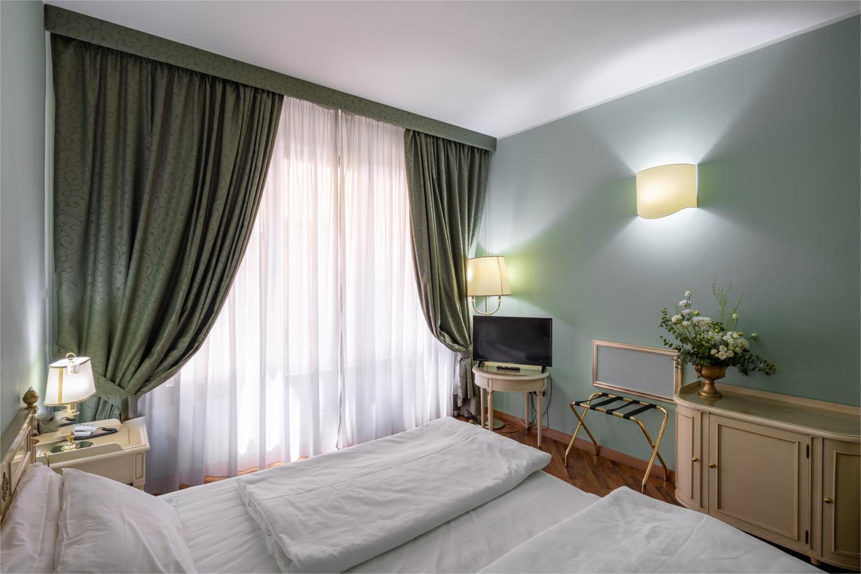 King Room with Roll-In Shower - Disability Access