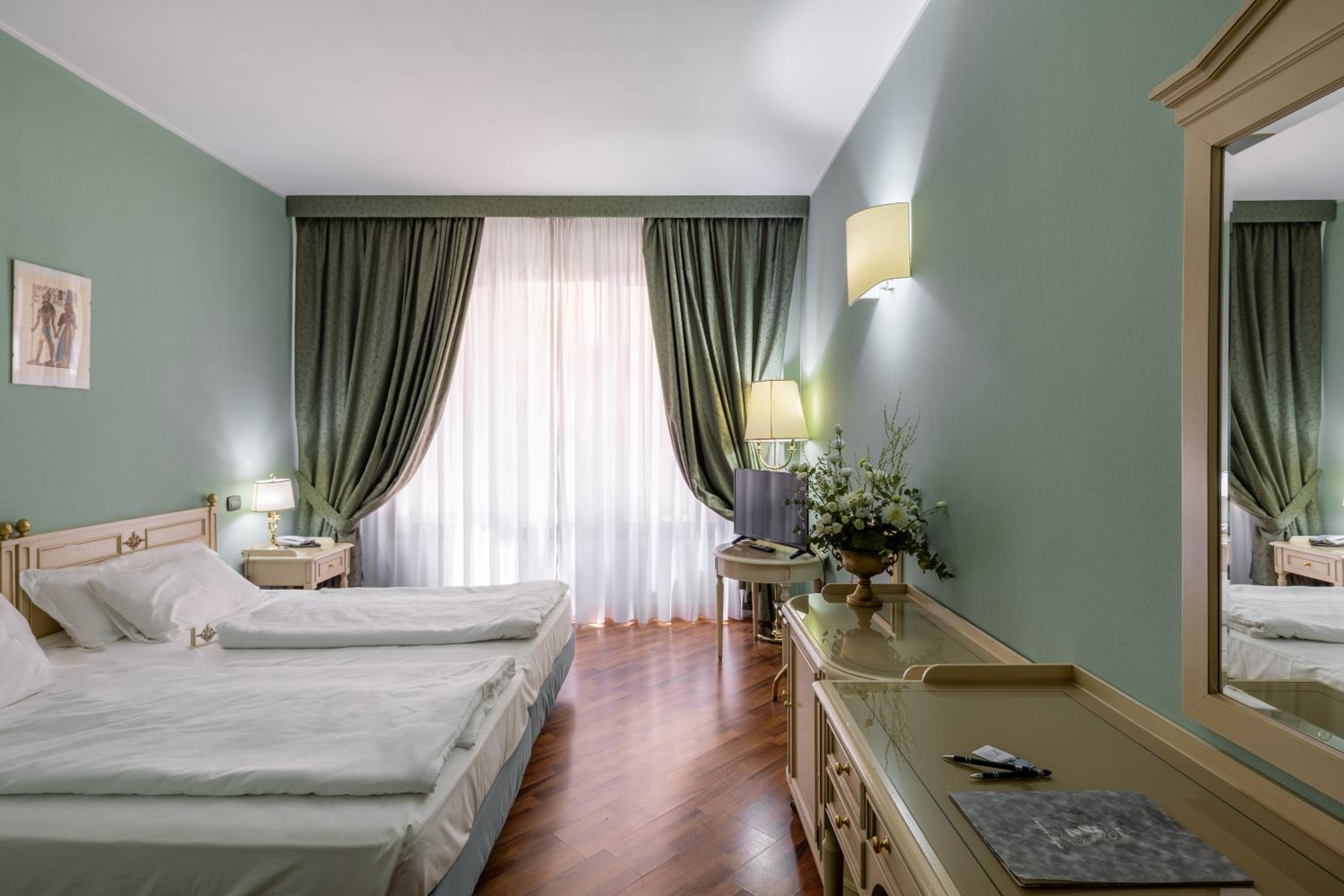 King Room with Roll-In Shower - Disability Access