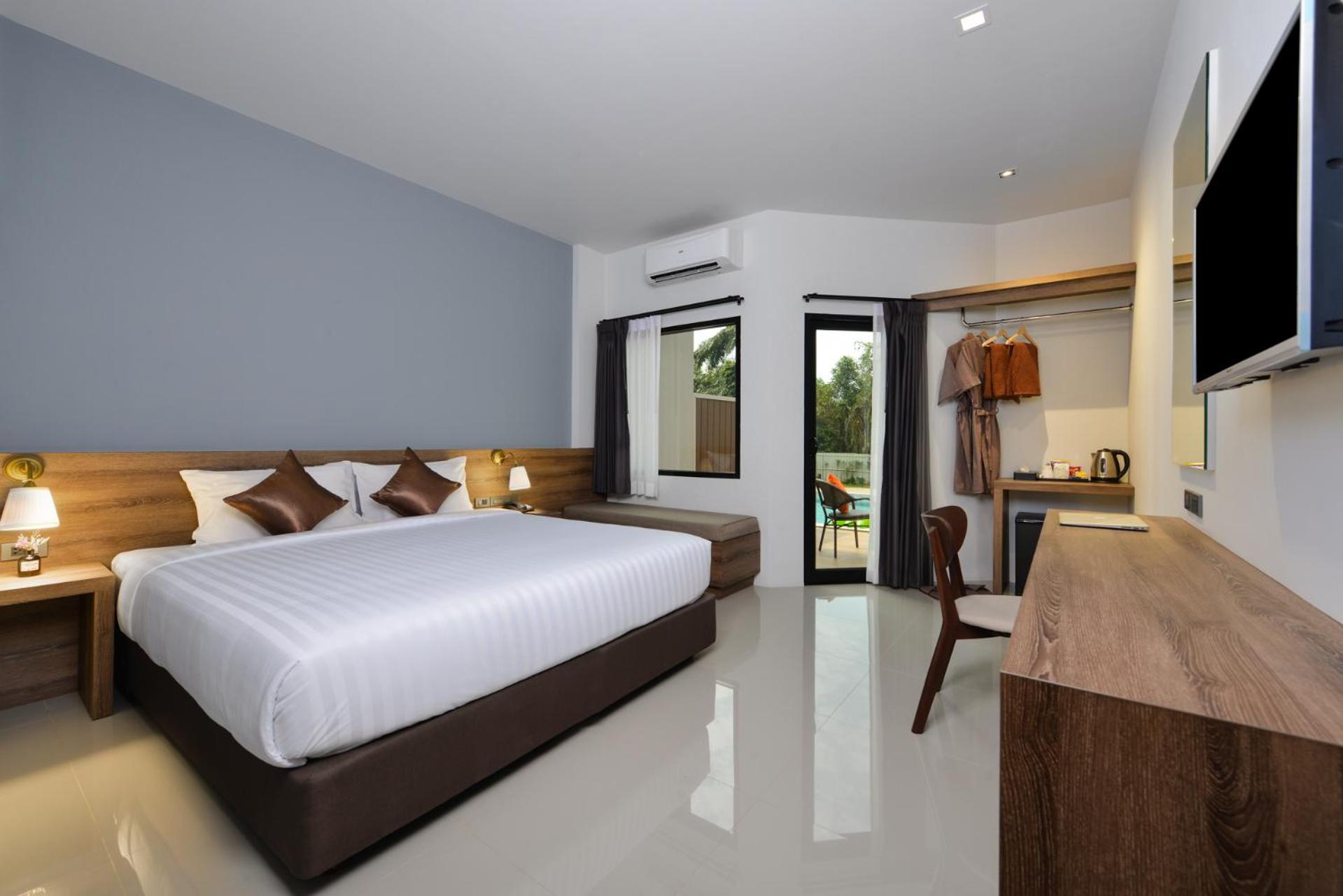 Deluxe Double Room with Pool Access