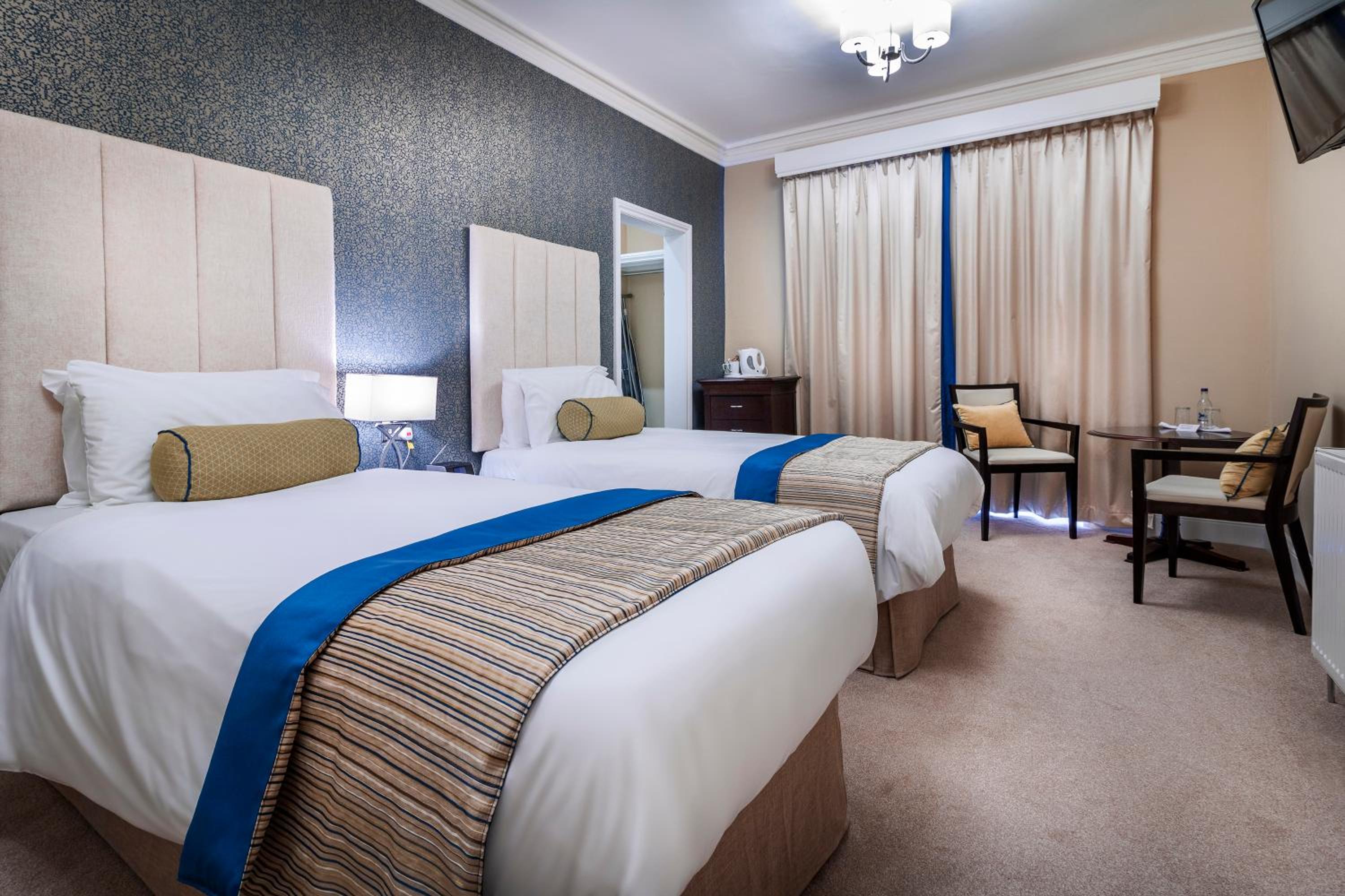 Standard Double Room with Two Single Beds - Non-Smoking