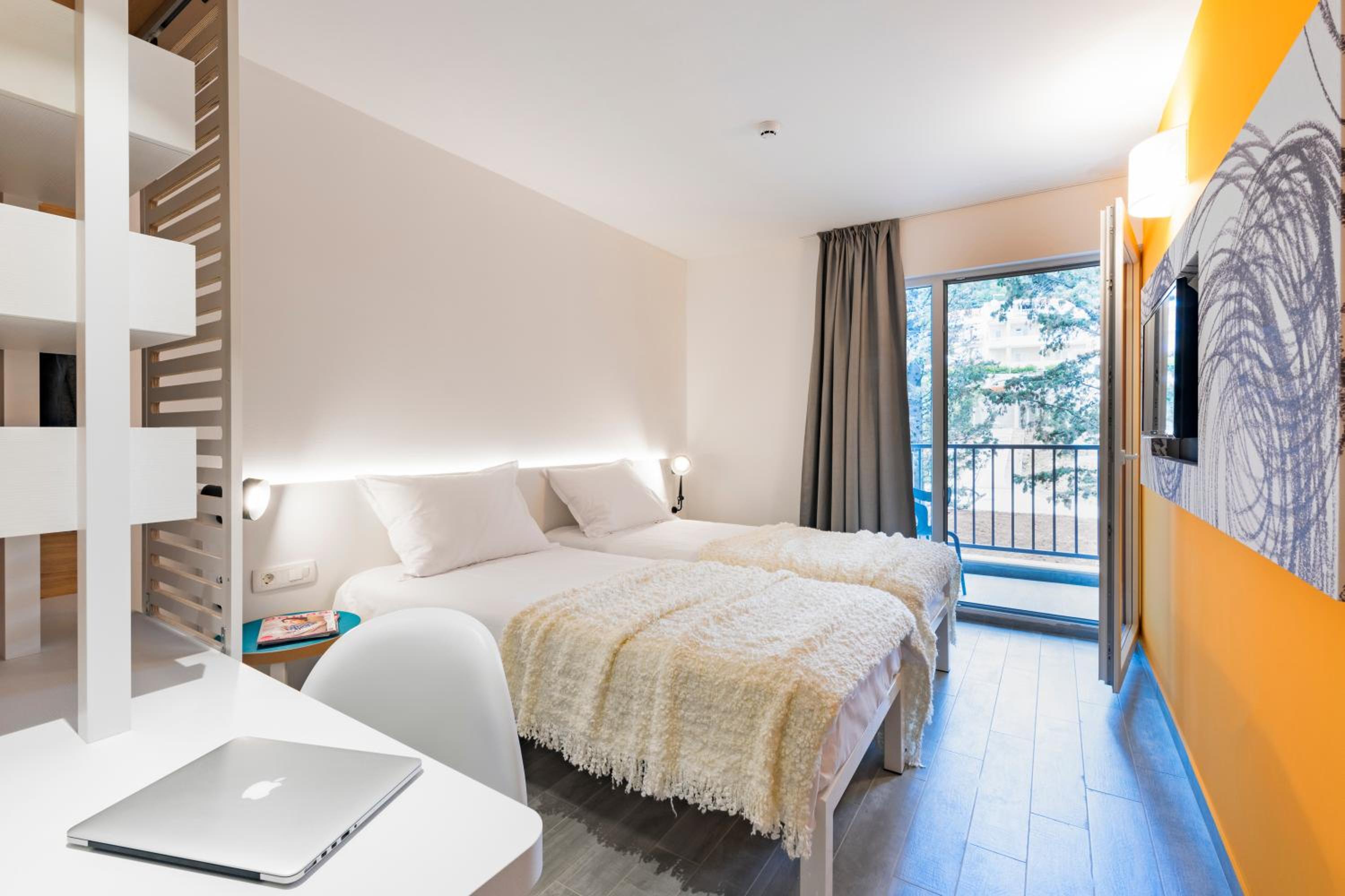 Double Room with Balcony and Park View
