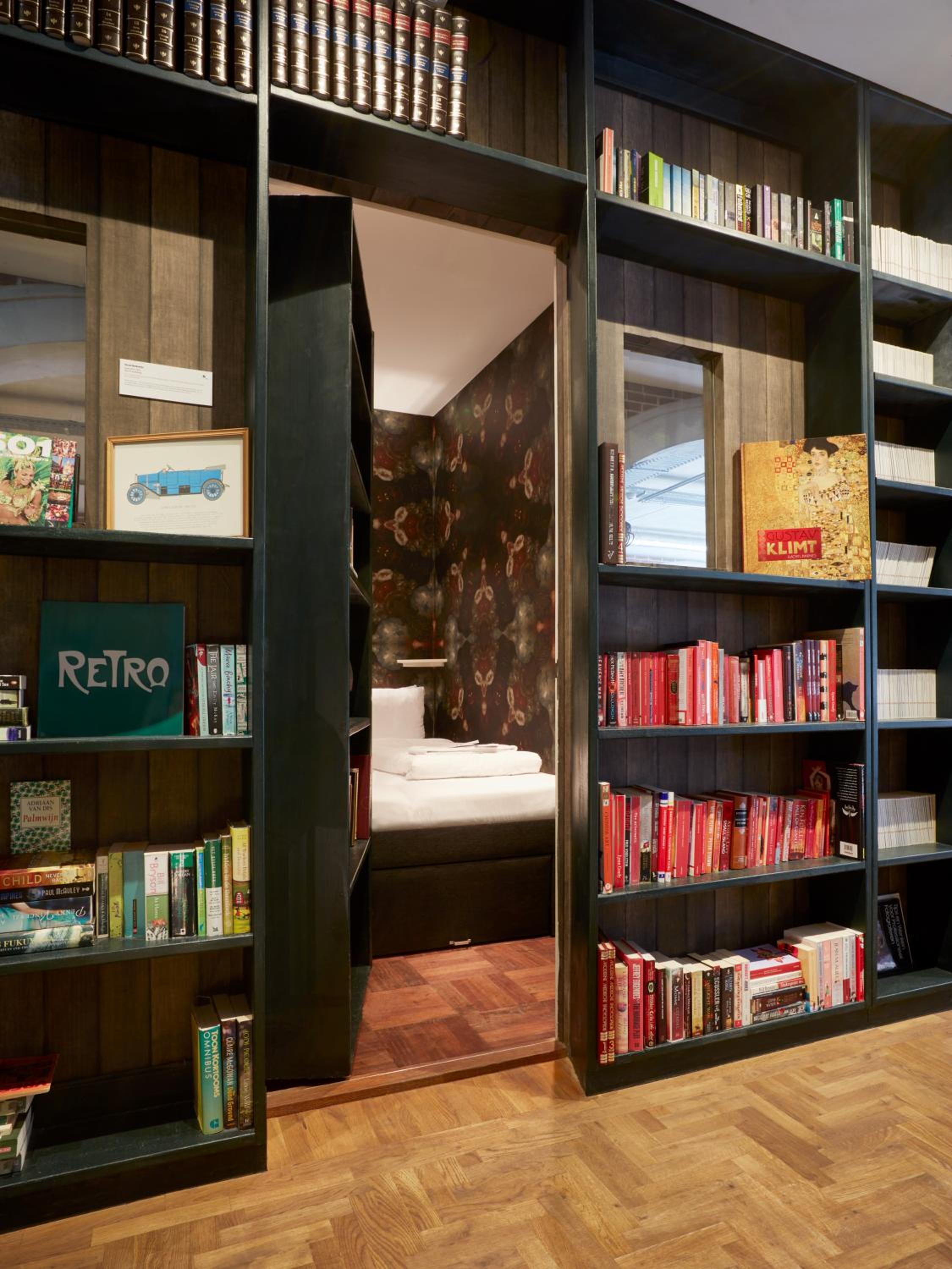 Secret Bookcase S (shared bathroom)