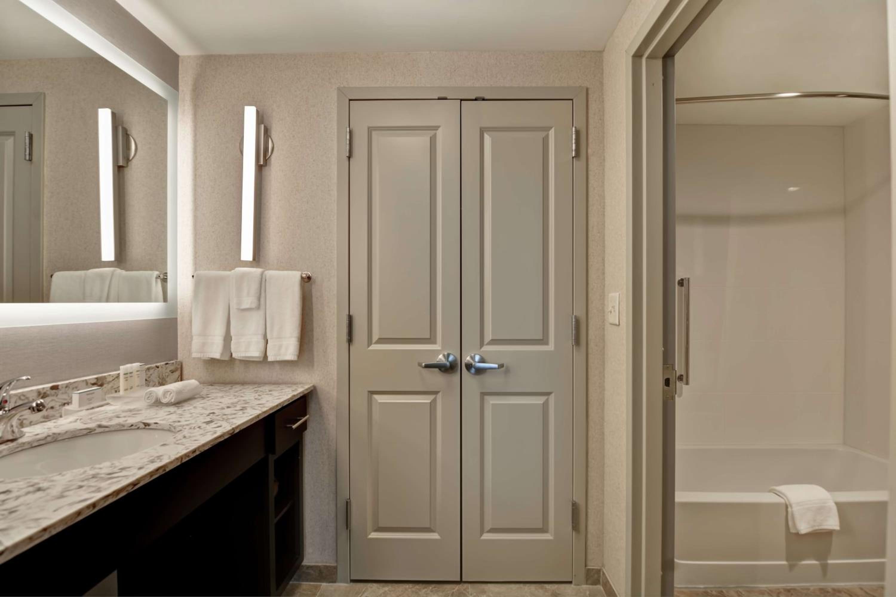 One-Bedroom King Suite - Non-Smoking