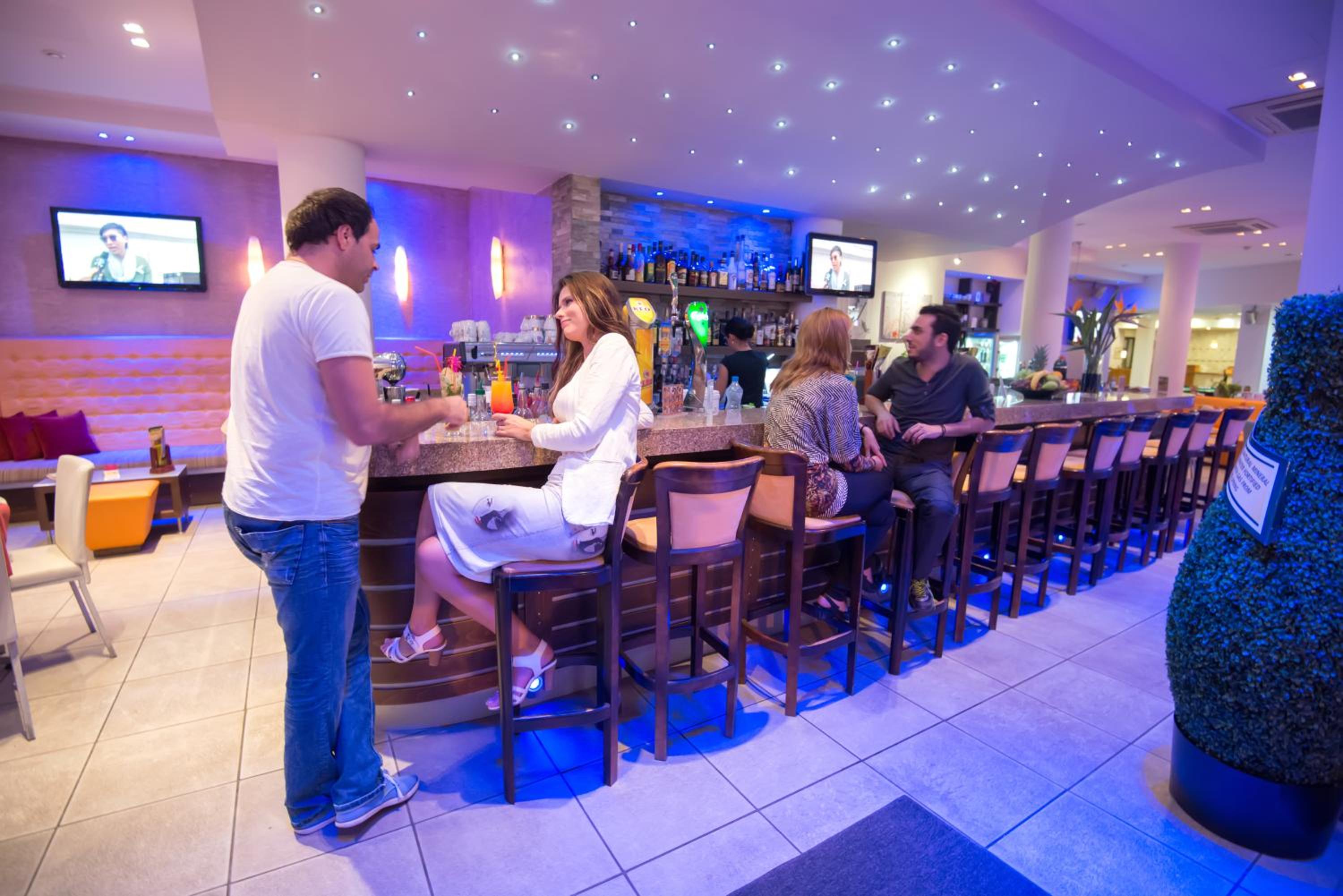 Deluxe One-Bedroom Apartment