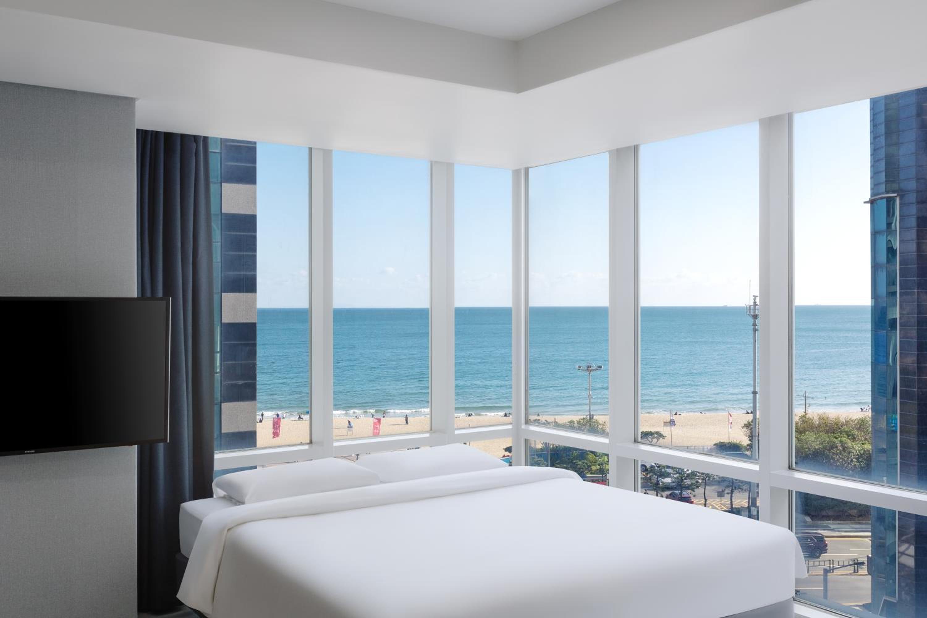 Corner Suite with Partial Sea View