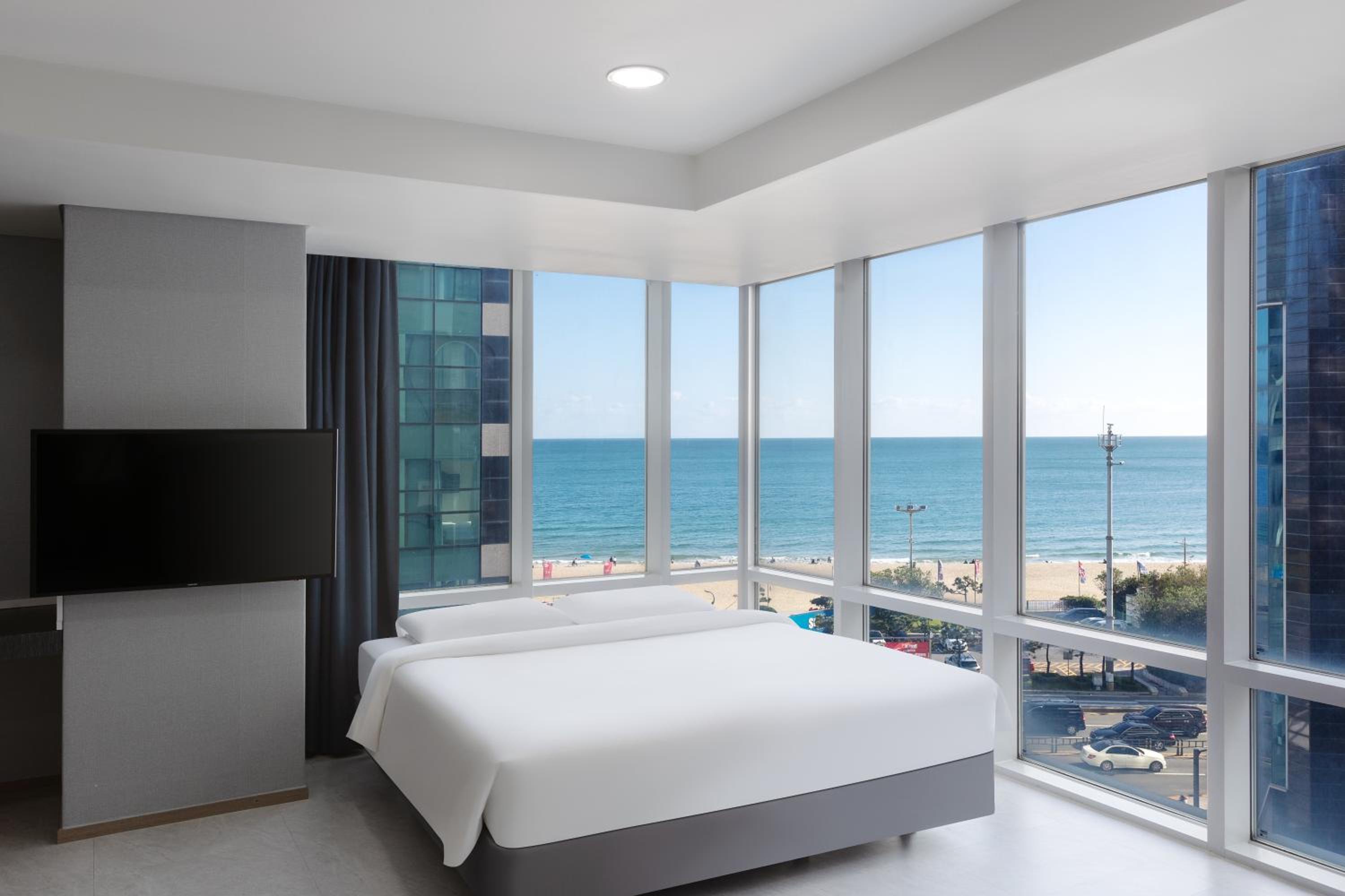 Corner Suite with Partial Sea View