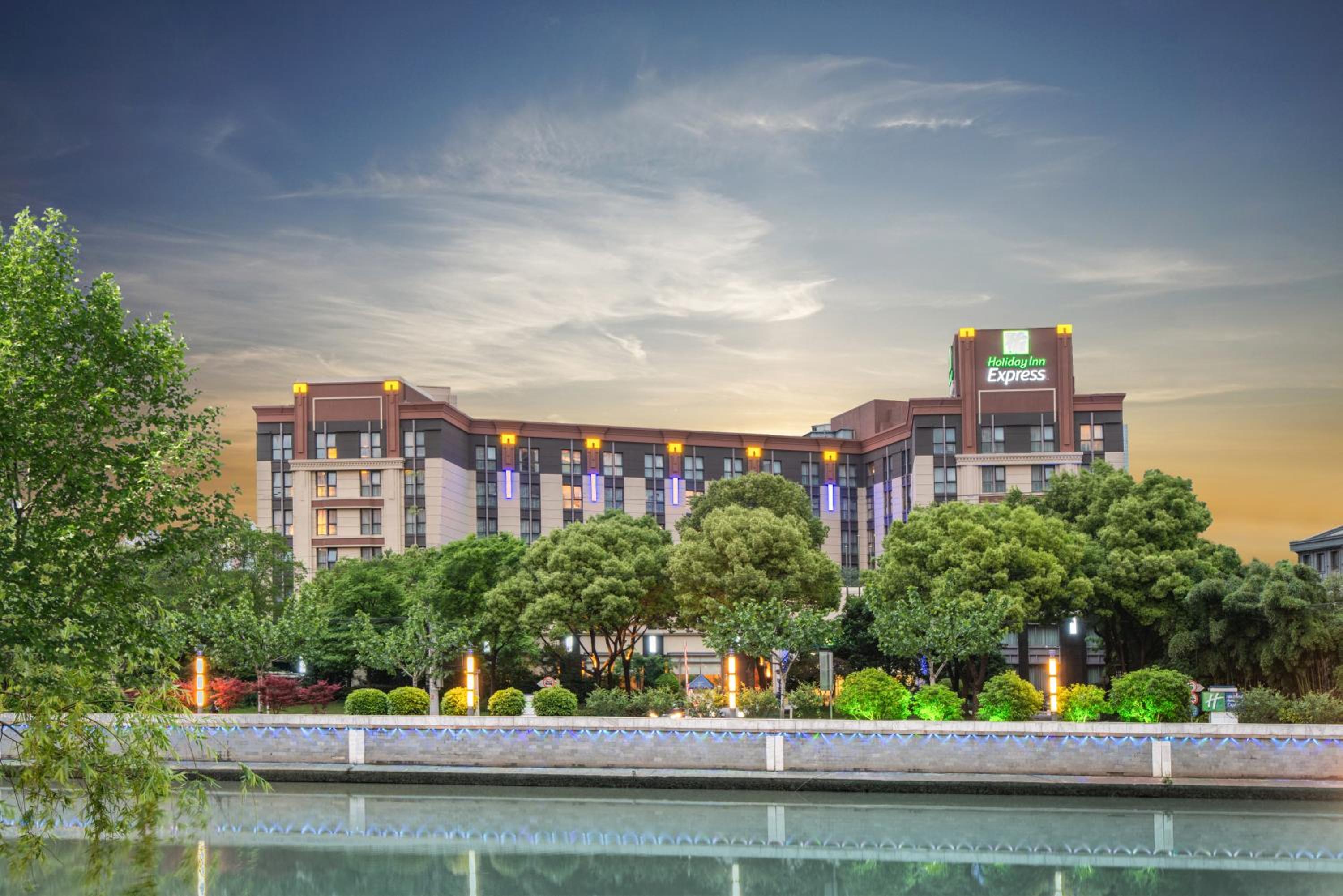 1 Queen Standard Suzhou River View