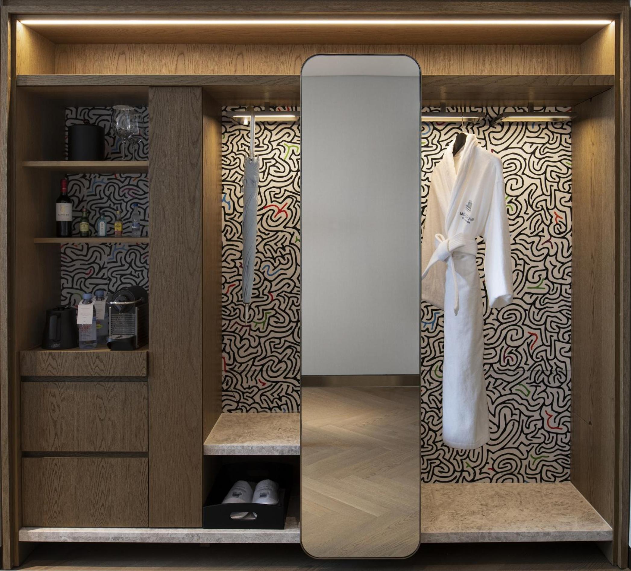 Signature King Room with City View 