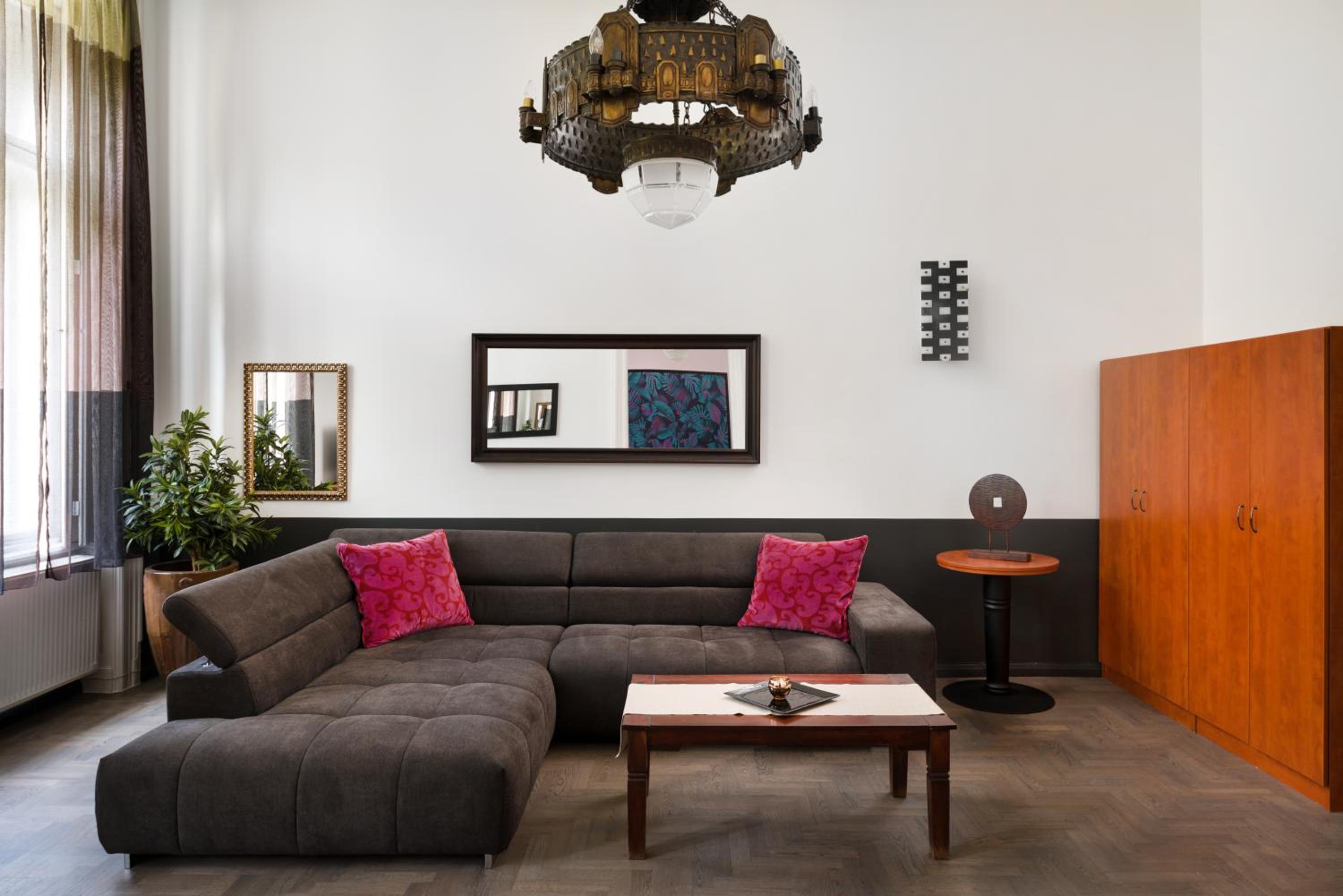 Deluxe Three-Bedroom Apartment