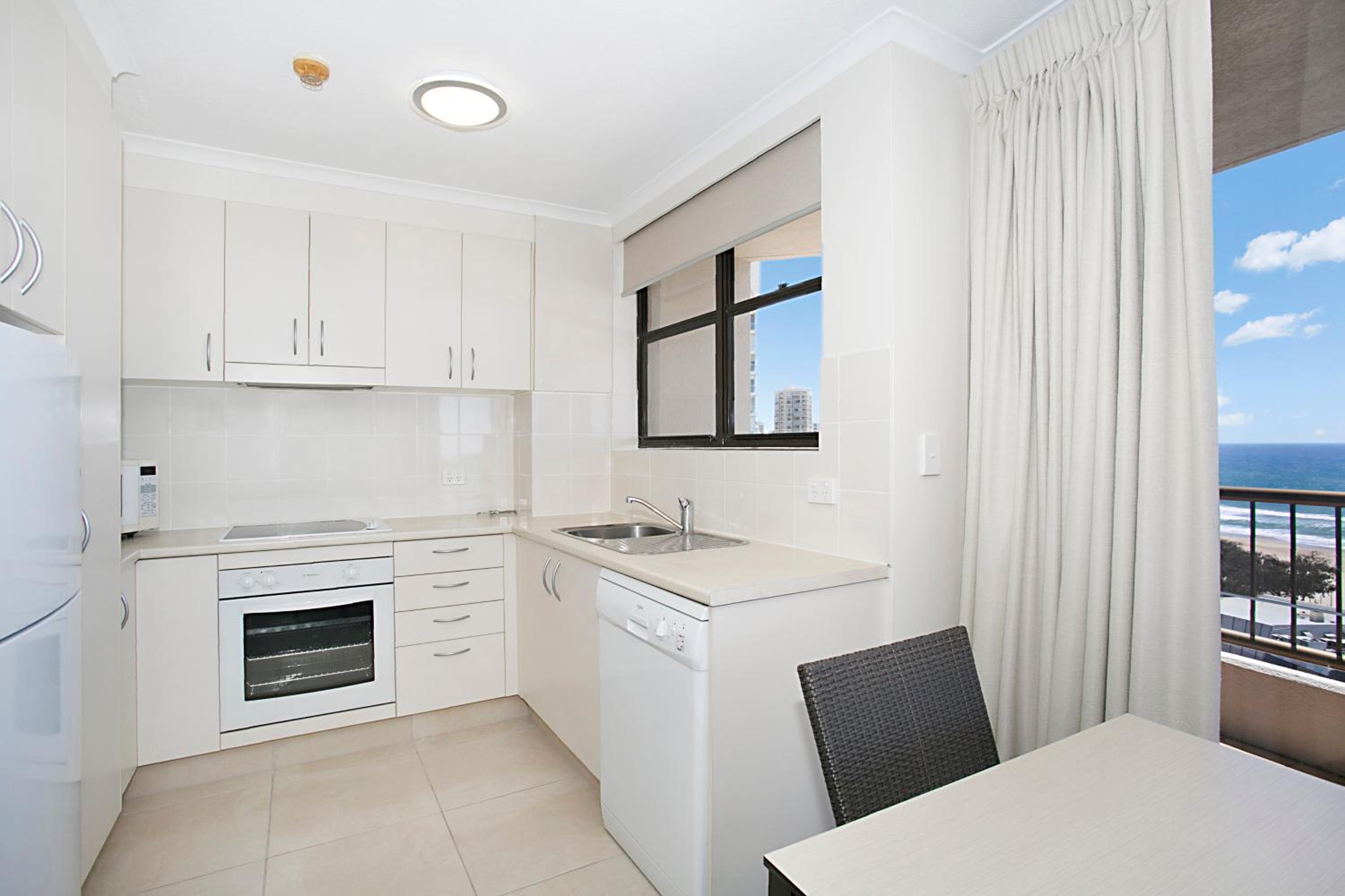 One Bedroom Budget Apartment with Balcony and Ocean View