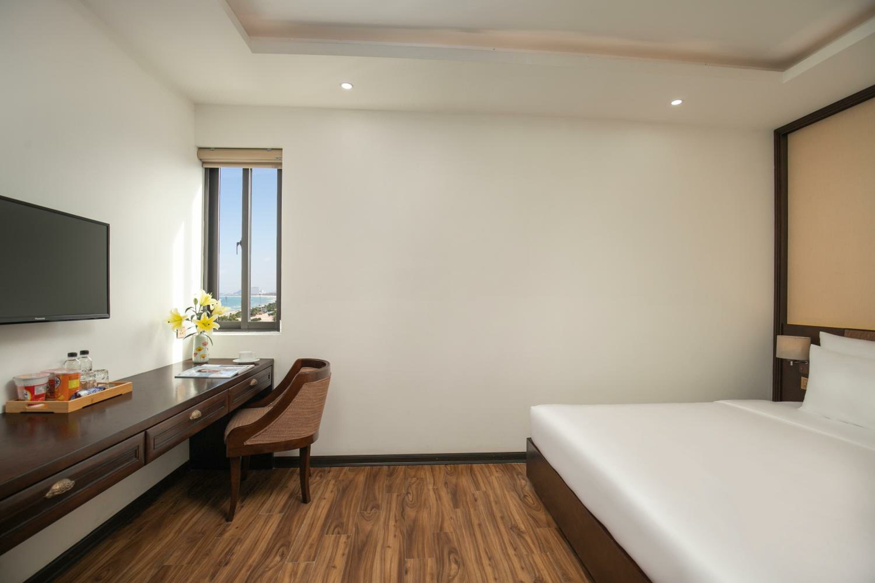 Deluxe Double Room with Side Sea View