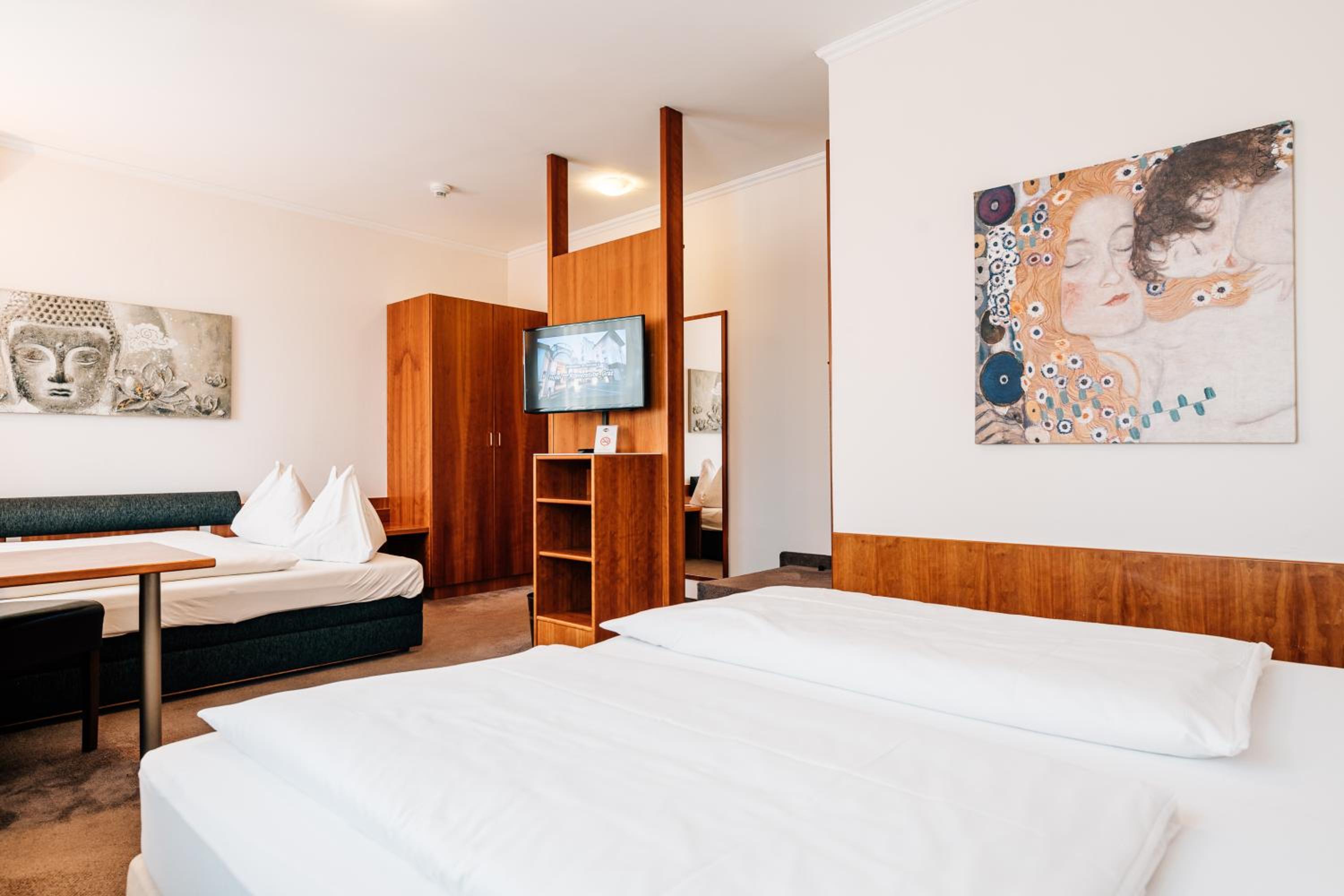 Family Room (2 Adults + 2 Children)