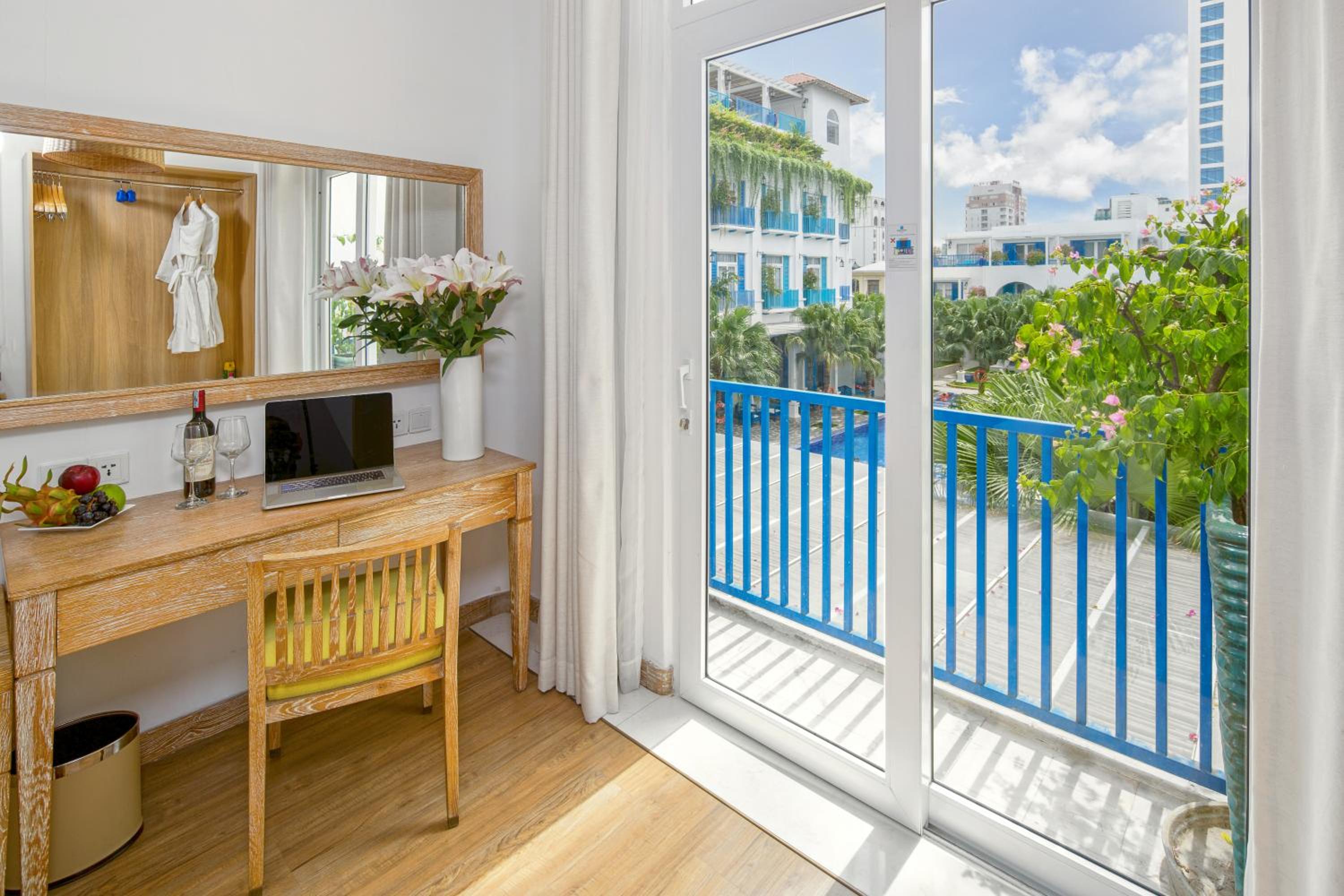 Deluxe King Room with Balcony - Pool/City View