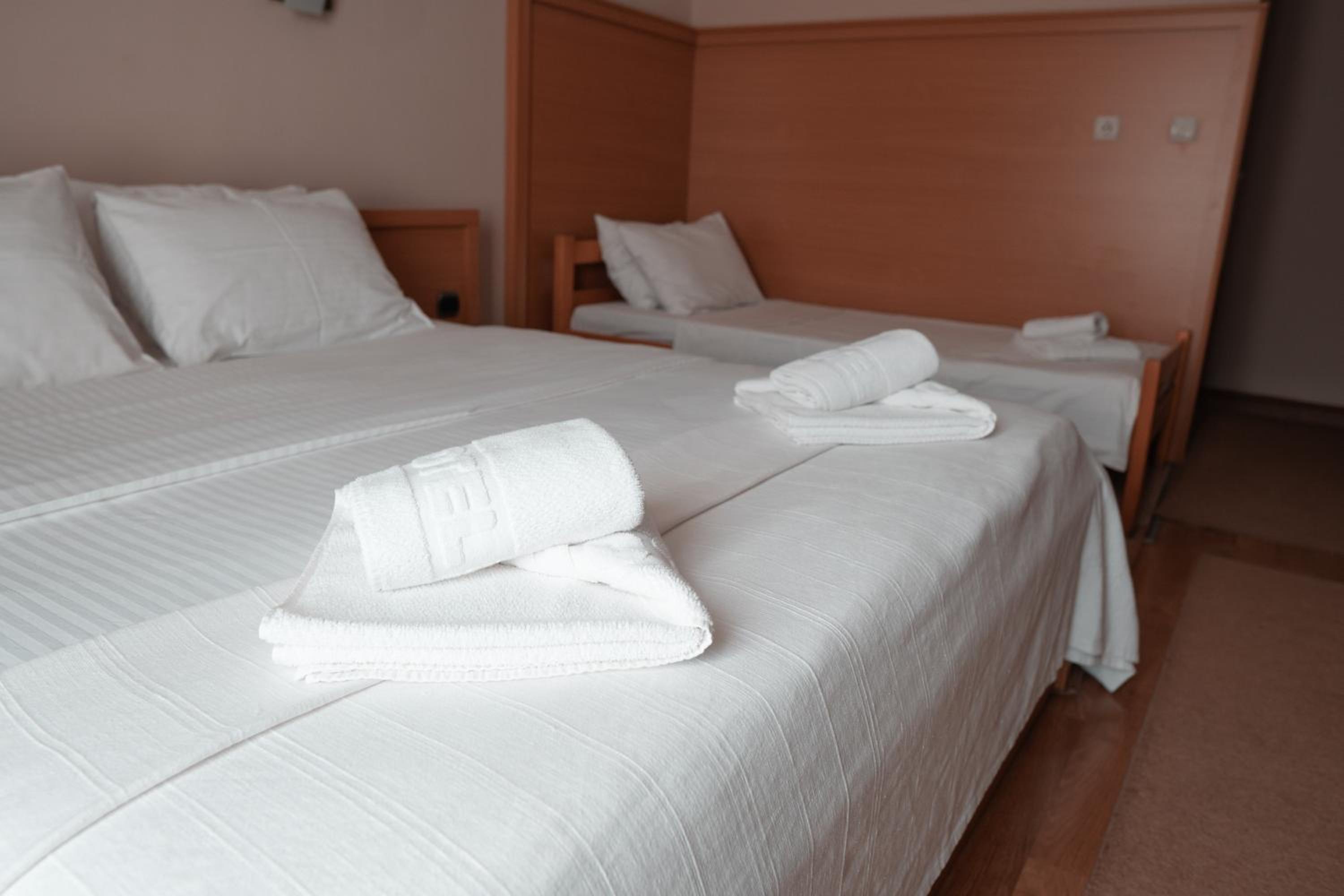 Triple room ( double bed + single bed )