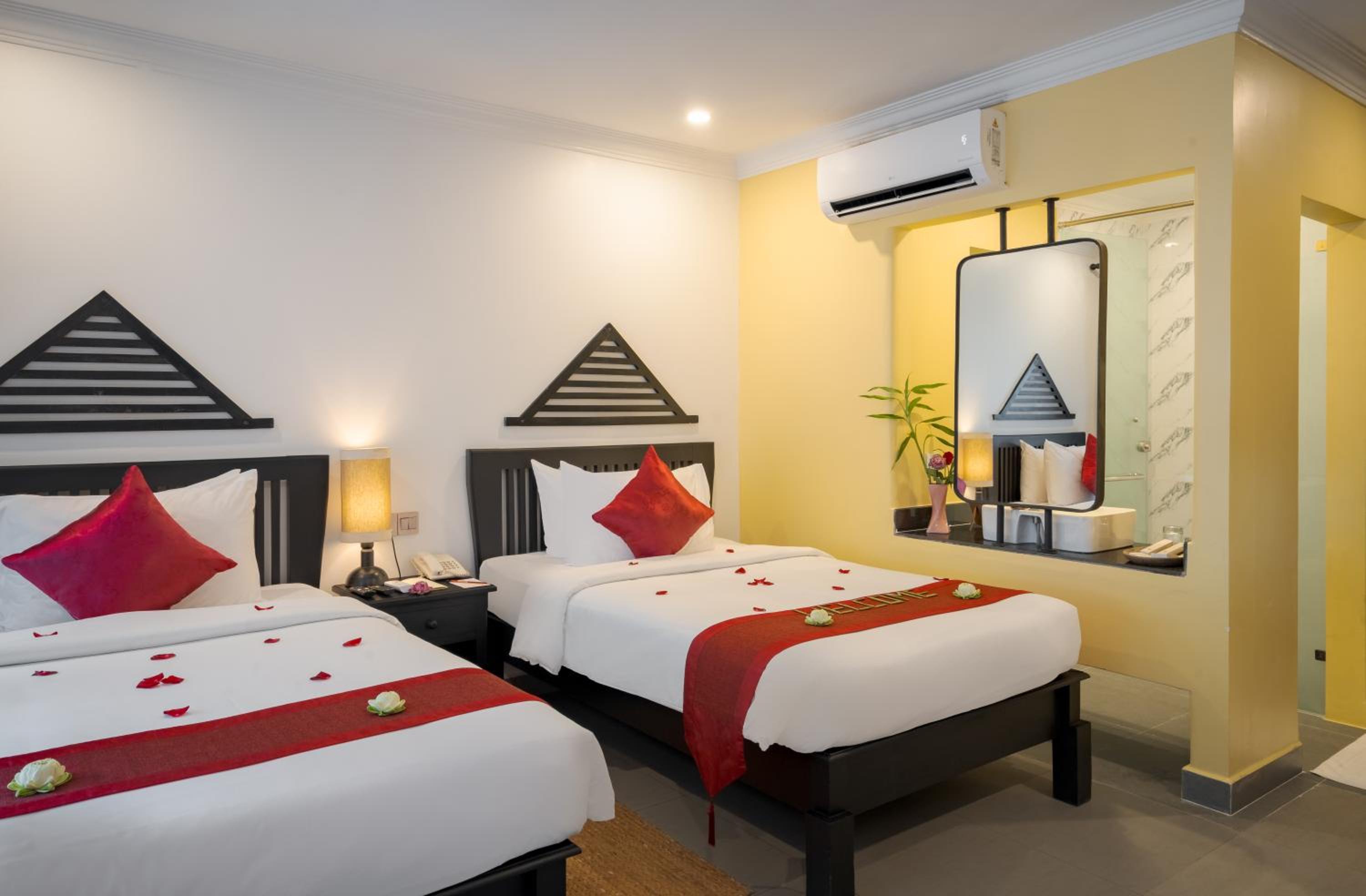 Apsara Twin Room with Pool View 