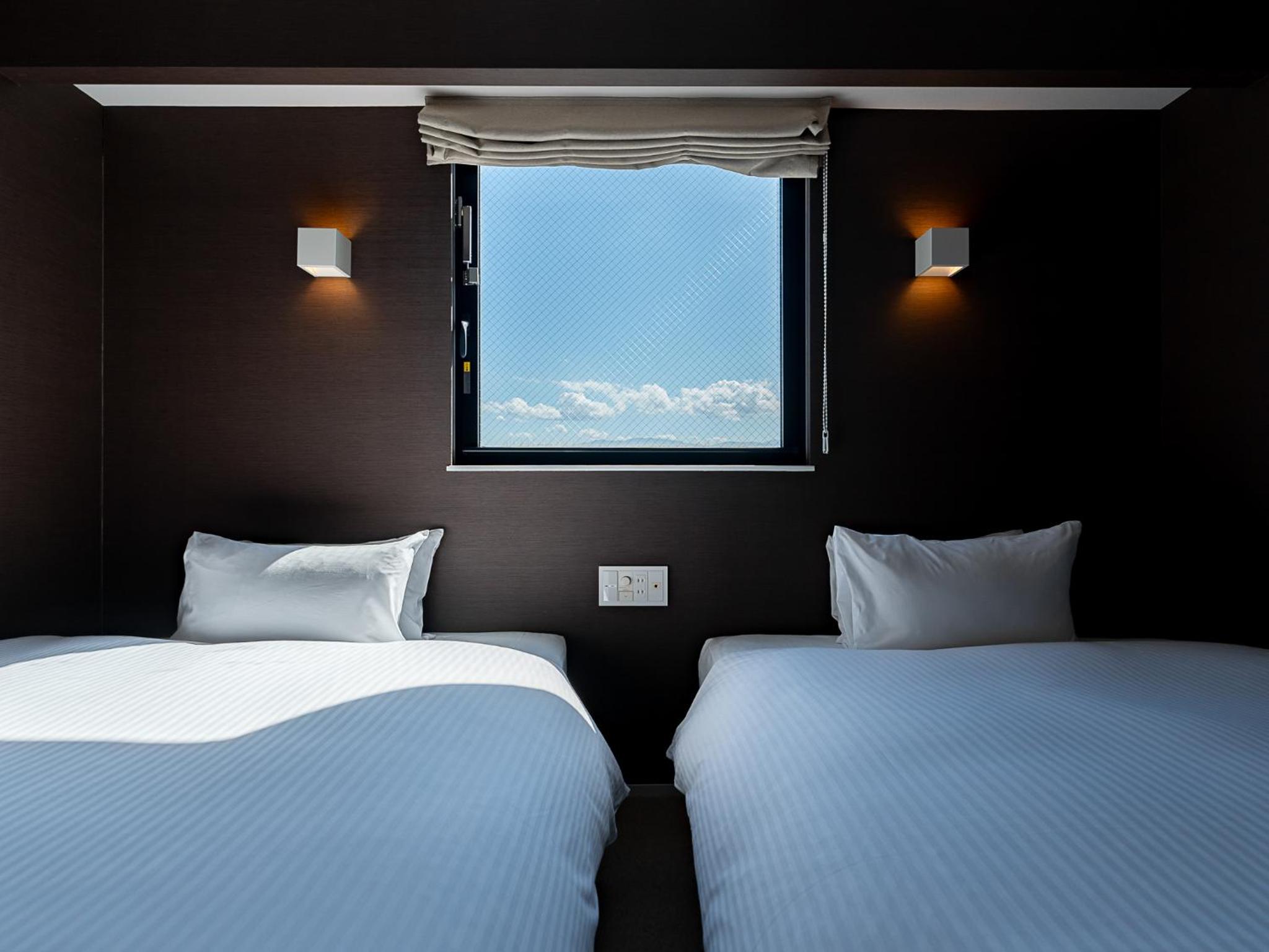 Deluxe Corner Twin Room
