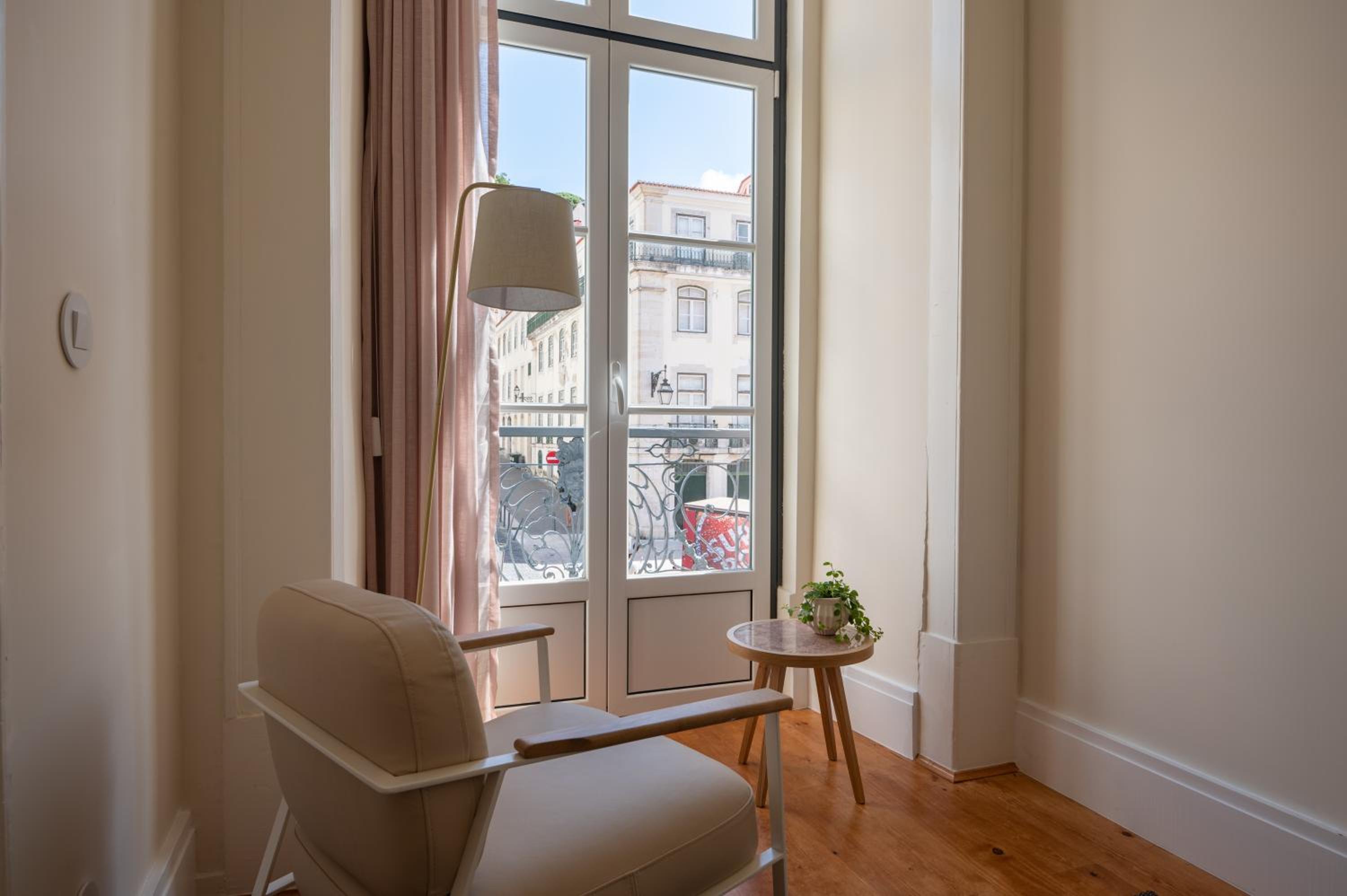 Suite with Street View