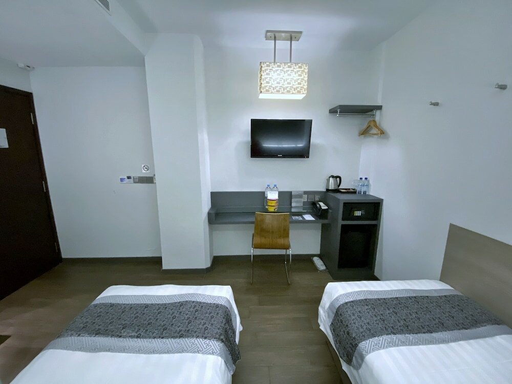 Superior Twin (No-Window)