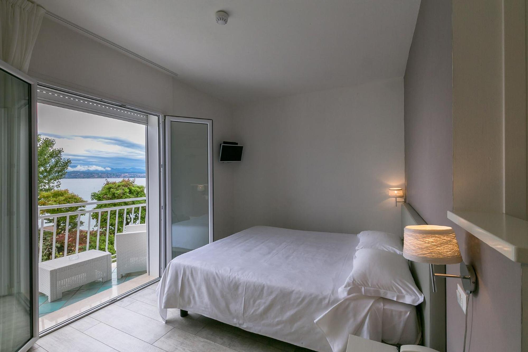 Prestige Room with Balcony and Lake View 