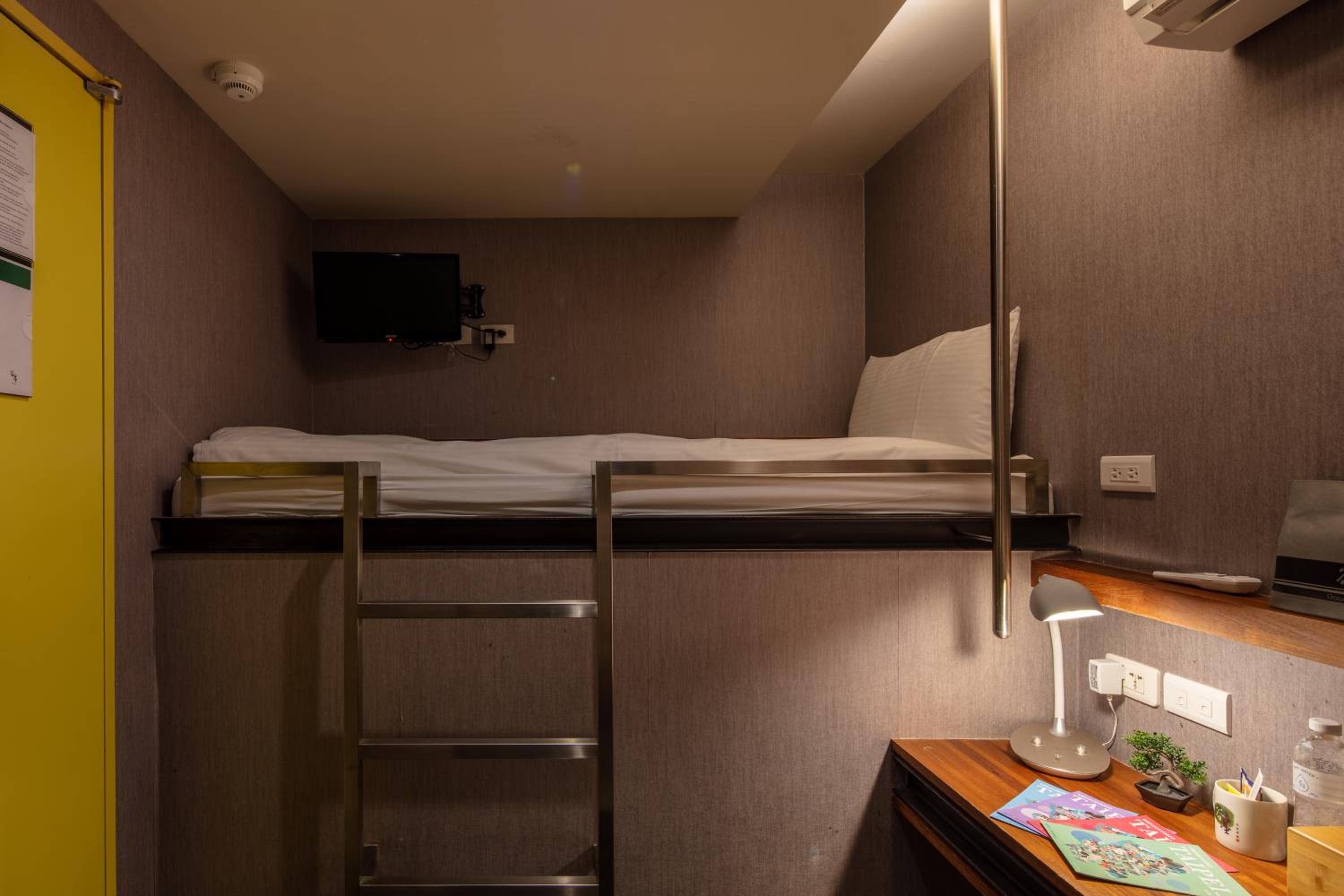 Single Room with Private Bathroom-No Window