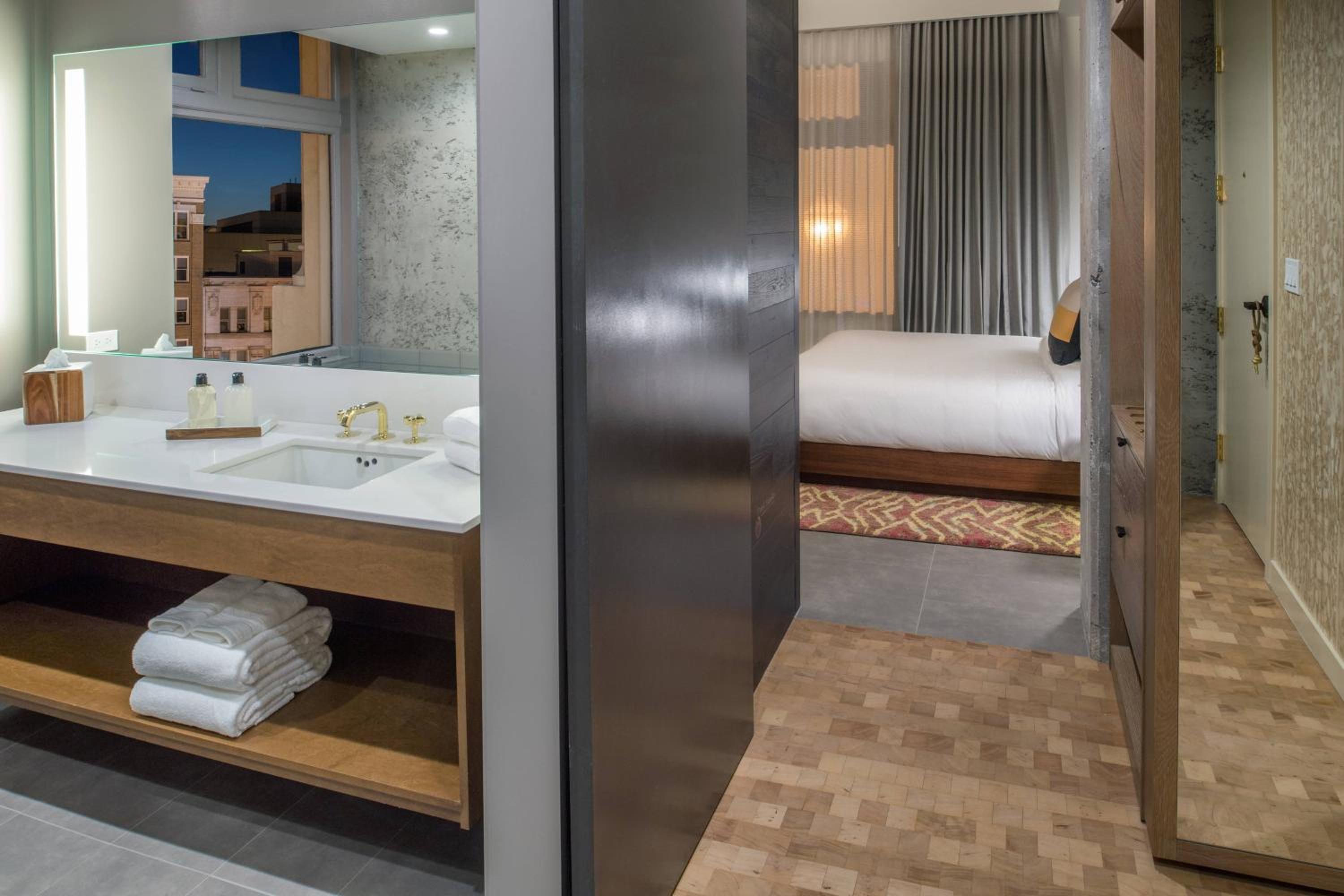 Corner Junior King Suite with City View